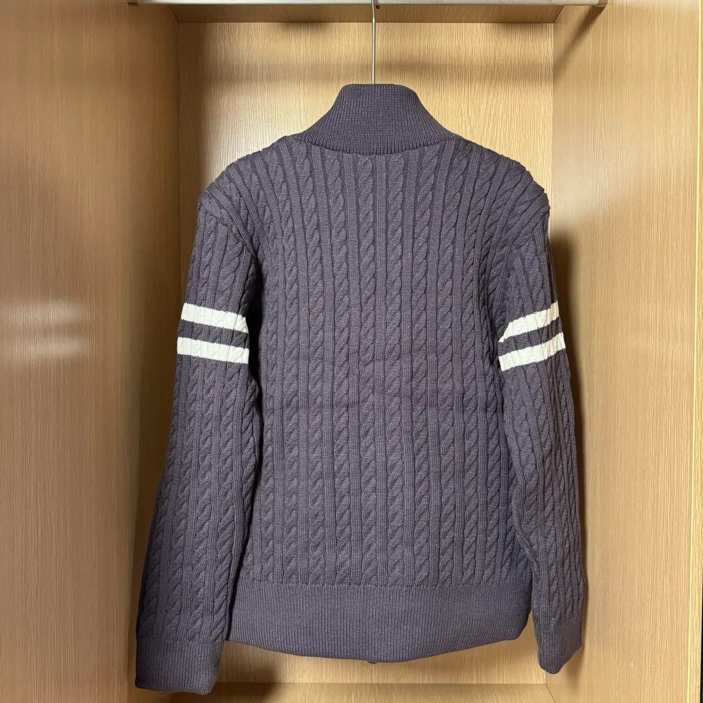 P560 Style number: T33 Moncler's new winter stand-up collar wool knitted splicing down jacket. The entire set is lined with windproof and warm. The official website is synchronized. It is the same style for men and women. It is made of 90 white duck down. The upper part of the whole dress is light, comfortable, simple, luxurious, exquisite and versatile. It is a high-end luxury down jacket item with a very outstanding temperament and is made in a classic college style. The knitted part is 37 wool spliced, and the soft and elegant knitted sleeve splicing design adds to the unique luxury retro style. The classic LOGO craftsmanship on the sleeves perfectly highlights the brand performance and recognition of this style. Stand-up collar design Fitted straight version, zipper closure, M knitted spliced down jacket front width 90 velvet filling, splicing is made of wool, sleeves are decorated with patch badges, stand-up collar zipper closure, double side pocket design is practical and convenient❗️ The overall shape configuration is also biased toward slimming to create an upper body that can better modify the lines and beauty of the body shape. The hands and feet naturally have a sense of high-end accent. The sleeves are made of knitted material, which has both comfort and style, elegance and nobility. The stitching uses the first line and then separated velvet filling technology. The craftsmanship is very sophisticated and there is no velvet running! The four-layer inner liner further reduces the possibility of velvet lining on the inside! It truly locks the down and the temperature! High-quality down! European standard 90 down standard! There is no choice in fill power, down filling, and feel! You can hardly feel the lint, let alone worry about velvet problem. Produced by a large factory, with original hardware and accessories, and fine workmanship! The men's and women's same-style patchwork knitted quilted down stand-collar jacket is on sale simultaneously on the official website!  Color: Temperament Black Iceland Gray