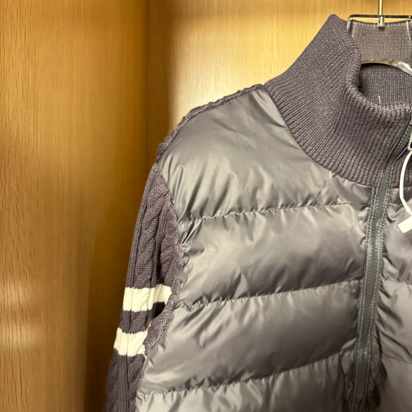 P560 Style number: T33 Moncler's new winter stand-up collar wool knitted splicing down jacket. The entire set is lined with windproof and warm. The official website is synchronized. It is the same style for men and women. It is made of 90 white duck down. The upper part of the whole dress is light, comfortable, simple, luxurious, exquisite and versatile. It is a high-end luxury down jacket item with a very outstanding temperament and is made in a classic college style. The knitted part is 37 wool spliced, and the soft and elegant knitted sleeve splicing design adds to the unique luxury retro style. The classic LOGO craftsmanship on the sleeves perfectly highlights the brand performance and recognition of this style. Stand-up collar design Fitted straight version, zipper closure, M knitted spliced down jacket front width 90 velvet filling, splicing is made of wool, sleeves are decorated with patch badges, stand-up collar zipper closure, double side pocket design is practical and convenient❗️ The overall shape configuration is also biased toward slimming to create an upper body that can better modify the lines and beauty of the body shape. The hands and feet naturally have a sense of high-end accent. The sleeves are made of knitted material, which has both comfort and style, elegance and nobility. The stitching uses the first line and then separated velvet filling technology. The craftsmanship is very sophisticated and there is no velvet running! The four-layer inner liner further reduces the possibility of velvet lining on the inside! It truly locks the down and the temperature! High-quality down! European standard 90 down standard! There is no choice in fill power, down filling, and feel! You can hardly feel the lint, let alone worry about velvet problem. Produced by a large factory, with original hardware and accessories, and fine workmanship! The men's and women's same-style patchwork knitted quilted down stand-collar jacket is on sale simultaneously on the official website!  Color: Temperament Black Iceland Gray