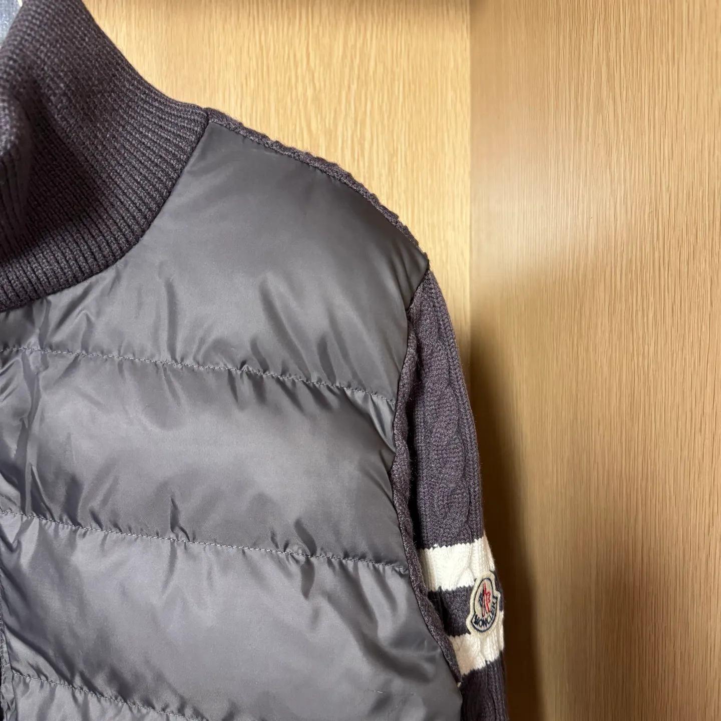 P560 Style number: T33 Moncler's new winter stand-up collar wool knitted splicing down jacket. The entire set is lined with windproof and warm. The official website is synchronized. It is the same style for men and women. It is made of 90 white duck down. The upper part of the whole dress is light, comfortable, simple, luxurious, exquisite and versatile. It is a high-end luxury down jacket item with a very outstanding temperament and is made in a classic college style. The knitted part is 37 wool spliced, and the soft and elegant knitted sleeve splicing design adds to the unique luxury retro style. The classic LOGO craftsmanship on the sleeves perfectly highlights the brand performance and recognition of this style. Stand-up collar design Fitted straight version, zipper closure, M knitted spliced down jacket front width 90 velvet filling, splicing is made of wool, sleeves are decorated with patch badges, stand-up collar zipper closure, double side pocket design is practical and convenient❗️ The overall shape configuration is also biased toward slimming to create an upper body that can better modify the lines and beauty of the body shape. The hands and feet naturally have a sense of high-end accent. The sleeves are made of knitted material, which has both comfort and style, elegance and nobility. The stitching uses the first line and then separated velvet filling technology. The craftsmanship is very sophisticated and there is no velvet running! The four-layer inner liner further reduces the possibility of velvet lining on the inside! It truly locks the down and the temperature! High-quality down! European standard 90 down standard! There is no choice in fill power, down filling, and feel! You can hardly feel the lint, let alone worry about velvet problem. Produced by a large factory, with original hardware and accessories, and fine workmanship! The men's and women's same-style patchwork knitted quilted down stand-collar jacket is on sale simultaneously on the official website!  Color: Temperament Black Iceland Gray