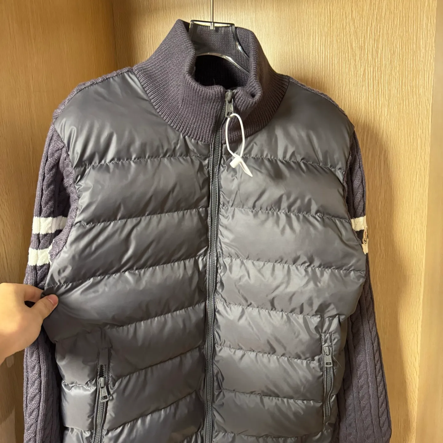 P560 Style number: T33 Moncler's new winter stand-up collar wool knitted splicing down jacket. The entire set is lined with windproof and warm. The official website is synchronized. It is the same style for men and women. It is made of 90 white duck down. The upper part of the whole dress is light, comfortable, simple, luxurious, exquisite and versatile. It is a high-end luxury down jacket item with a very outstanding temperament and is made in a classic college style. The knitted part is 37 wool spliced, and the soft and elegant knitted sleeve splicing design adds to the unique luxury retro style. The classic LOGO craftsmanship on the sleeves perfectly highlights the brand performance and recognition of this style. Stand-up collar design Fitted straight version, zipper closure, M knitted spliced down jacket front width 90 velvet filling, splicing is made of wool, sleeves are decorated with patch badges, stand-up collar zipper closure, double side pocket design is practical and convenient❗️ The overall shape configuration is also biased toward slimming to create an upper body that can better modify the lines and beauty of the body shape. The hands and feet naturally have a sense of high-end accent. The sleeves are made of knitted material, which has both comfort and style, elegance and nobility. The stitching uses the first line and then separated velvet filling technology. The craftsmanship is very sophisticated and there is no velvet running! The four-layer inner liner further reduces the possibility of velvet lining on the inside! It truly locks the down and the temperature! High-quality down! European standard 90 down standard! There is no choice in fill power, down filling, and feel! You can hardly feel the lint, let alone worry about velvet problem. Produced by a large factory, with original hardware and accessories, and fine workmanship! The men's and women's same-style patchwork knitted quilted down stand-collar jacket is on sale simultaneously on the official website!  Color: Temperament Black Iceland Gray