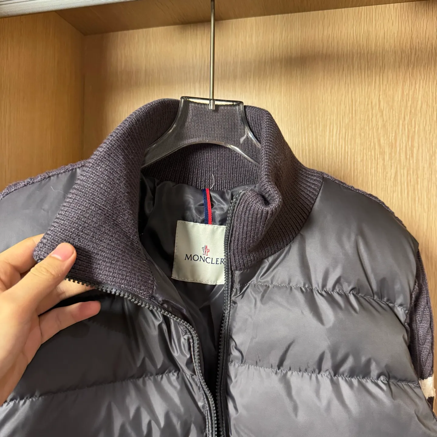 P560 Style number: T33 Moncler's new winter stand-up collar wool knitted splicing down jacket. The entire set is lined with windproof and warm. The official website is synchronized. It is the same style for men and women. It is made of 90 white duck down. The upper part of the whole dress is light, comfortable, simple, luxurious, exquisite and versatile. It is a high-end luxury down jacket item with a very outstanding temperament and is made in a classic college style. The knitted part is 37 wool spliced, and the soft and elegant knitted sleeve splicing design adds to the unique luxury retro style. The classic LOGO craftsmanship on the sleeves perfectly highlights the brand performance and recognition of this style. Stand-up collar design Fitted straight version, zipper closure, M knitted spliced down jacket front width 90 velvet filling, splicing is made of wool, sleeves are decorated with patch badges, stand-up collar zipper closure, double side pocket design is practical and convenient❗️ The overall shape configuration is also biased toward slimming to create an upper body that can better modify the lines and beauty of the body shape. The hands and feet naturally have a sense of high-end accent. The sleeves are made of knitted material, which has both comfort and style, elegance and nobility. The stitching uses the first line and then separated velvet filling technology. The craftsmanship is very sophisticated and there is no velvet running! The four-layer inner liner further reduces the possibility of velvet lining on the inside! It truly locks the down and the temperature! High-quality down! European standard 90 down standard! There is no choice in fill power, down filling, and feel! You can hardly feel the lint, let alone worry about velvet problem. Produced by a large factory, with original hardware and accessories, and fine workmanship! The men's and women's same-style patchwork knitted quilted down stand-collar jacket is on sale simultaneously on the official website!  Color: Temperament Black Iceland Gray