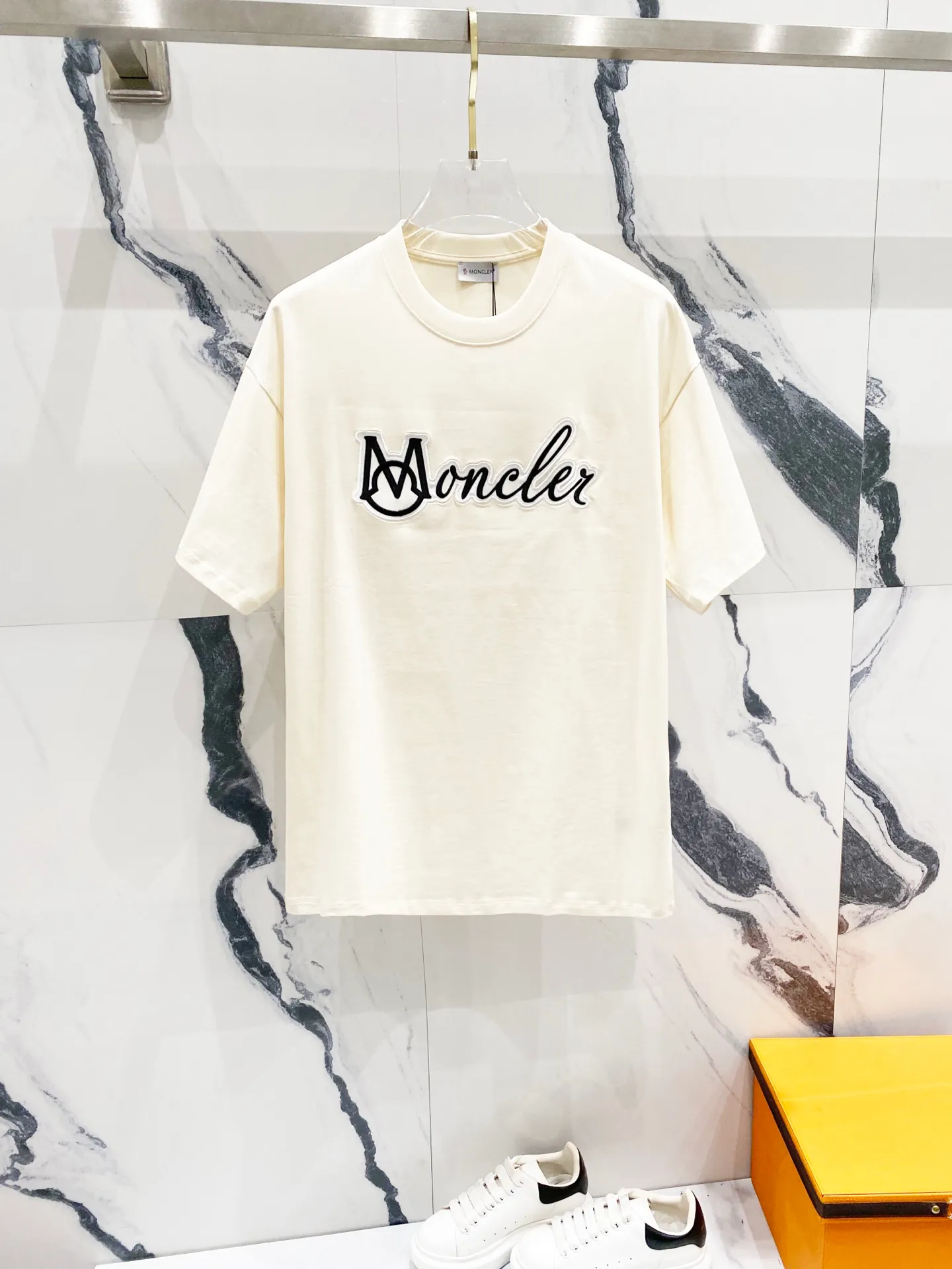 P150 MONCLER/Muzzled 260g round neck short-sleeved T-shirt, brand patch embroidery🪡letter LOGO seal logo, official synchronization, high version, high quality, fashionable personality, versatile trend, pure original quality, original fabric, tag, collar label, washed wheat, complete three labels, color: black, apricot, blue. Size: XS-L