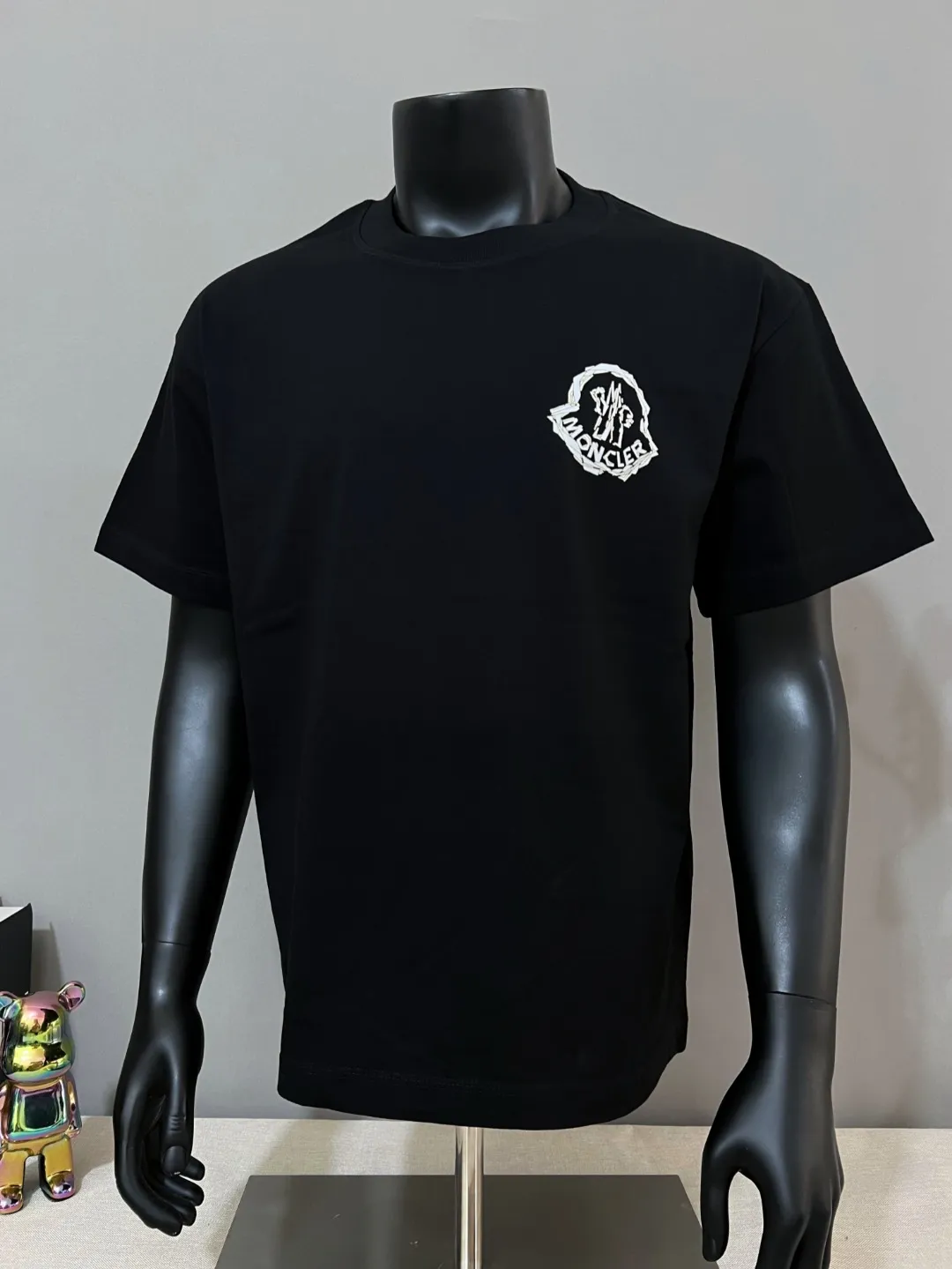 P140 New Meng MONCLER, printed armband round neck short-sleeved T-shirts are on sale at the same time as the official version. The details match the official version. The size of the logo is strictly controlled. The size is standard and the details are in sync with the official version. [Black printed LOGO on white chest] [Black chest apricot beige logo] The color details match the official version; the side sleeves have soft rubber black labels, and the details are standard. Made of 240g double yarn 100% cotton fabric, imported woven threads, the neckline is boned and not easily deformed, factory high-temperature washing process, the fabric is soft and breathable, does not shrink, and is not easy to deform; with NCF washed mark identification, the details are in place and the upper body looks good, European size version, loose and suitable, color: black, white, size XS-L (Can wear up to 200 pounds)
