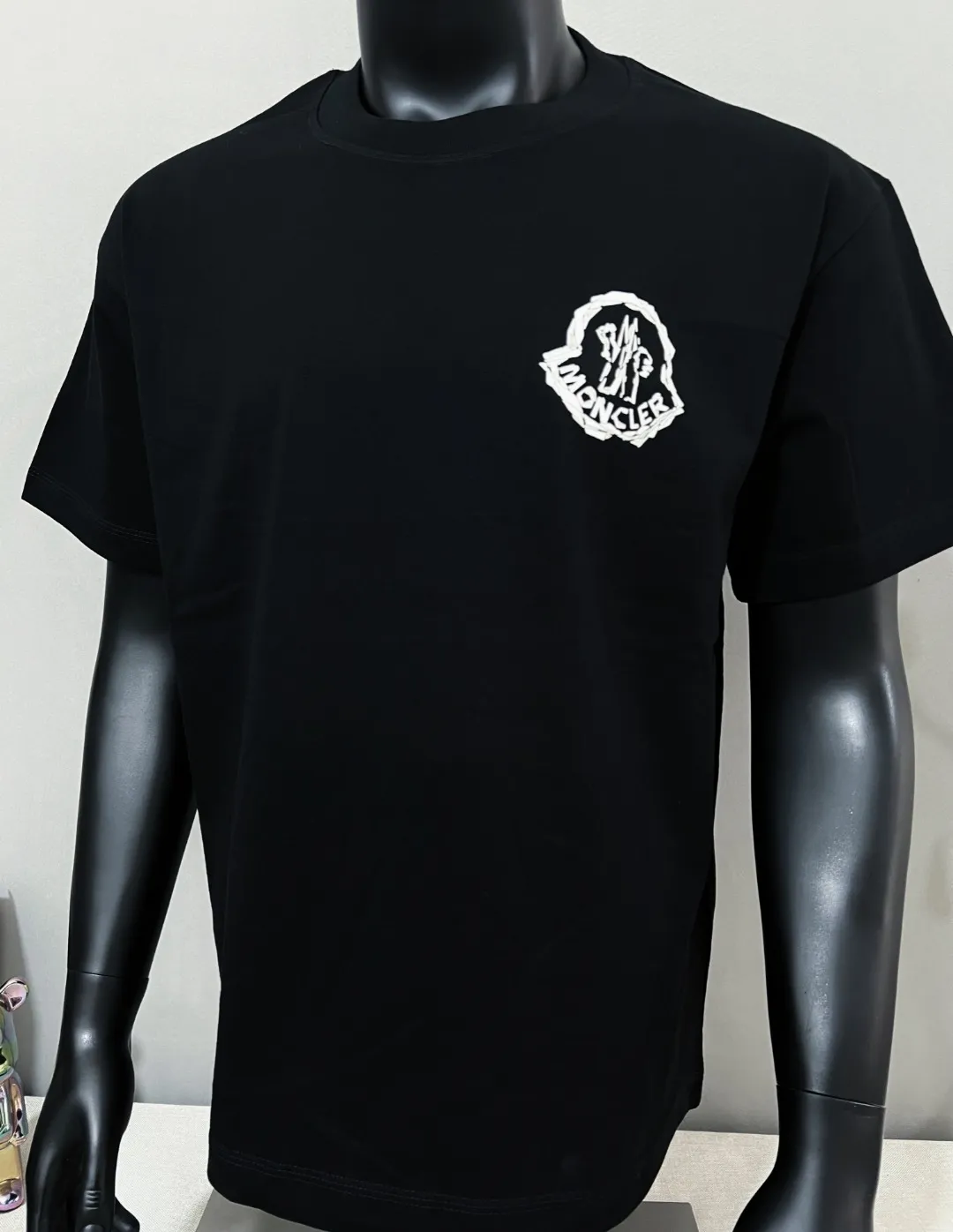 P140 New Meng MONCLER, printed armband round neck short-sleeved T-shirts are on sale at the same time as the official version. The details match the official version. The size of the logo is strictly controlled. The size is standard and the details are in sync with the official version. [Black printed LOGO on white chest] [Black chest apricot beige logo] The color details match the official version; the side sleeves have soft rubber black labels, and the details are standard. Made of 240g double yarn 100% cotton fabric, imported woven threads, the neckline is boned and not easily deformed, factory high-temperature washing process, the fabric is soft and breathable, does not shrink, and is not easy to deform; with NCF washed mark identification, the details are in place and the upper body looks good, European size version, loose and suitable, color: black, white, size XS-L (Can wear up to 200 pounds)
