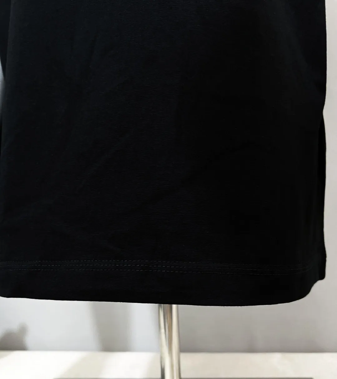 P140 New Meng MONCLER, printed armband round neck short-sleeved T-shirts are on sale at the same time as the official version. The details match the official version. The size of the logo is strictly controlled. The size is standard and the details are in sync with the official version. [Black printed LOGO on white chest] [Black chest apricot beige logo] The color details match the official version; the side sleeves have soft rubber black labels, and the details are standard. Made of 240g double yarn 100% cotton fabric, imported woven threads, the neckline is boned and not easily deformed, factory high-temperature washing process, the fabric is soft and breathable, does not shrink, and is not easy to deform; with NCF washed mark identification, the details are in place and the upper body looks good, European size version, loose and suitable, color: black, white, size XS-L (Can wear up to 200 pounds)