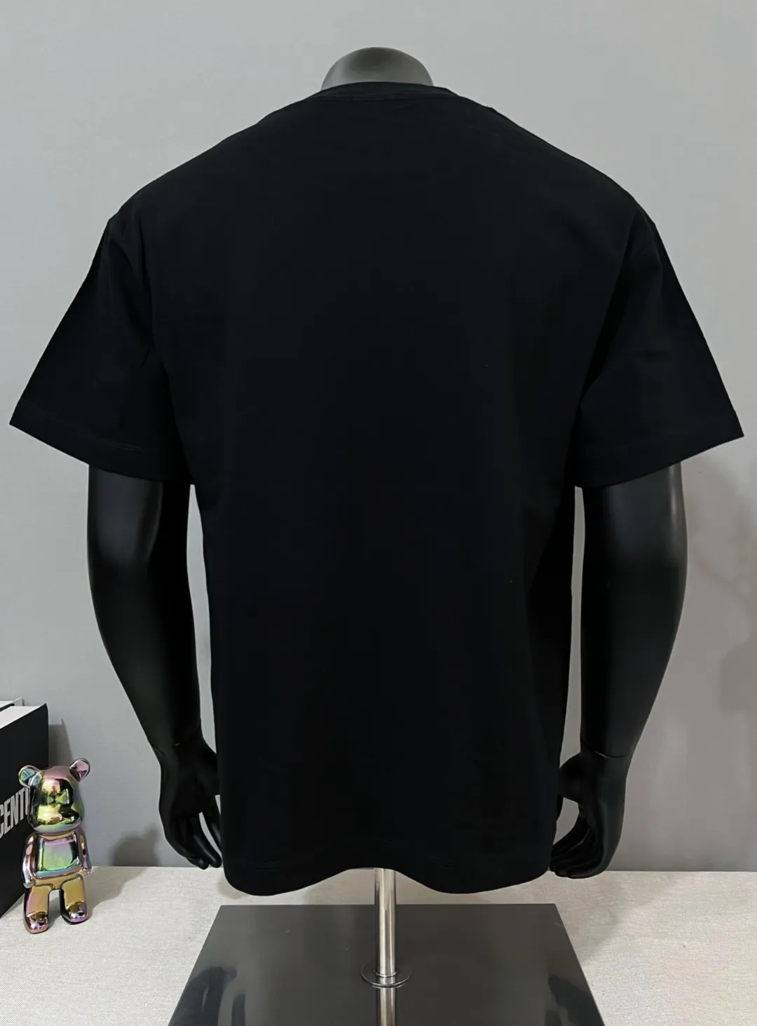 P140 New Meng MONCLER, printed armband round neck short-sleeved T-shirts are on sale at the same time as the official version. The details match the official version. The size of the logo is strictly controlled. The size is standard and the details are in sync with the official version. [Black printed LOGO on white chest] [Black chest apricot beige logo] The color details match the official version; the side sleeves have soft rubber black labels, and the details are standard. Made of 240g double yarn 100% cotton fabric, imported woven threads, the neckline is boned and not easily deformed, factory high-temperature washing process, the fabric is soft and breathable, does not shrink, and is not easy to deform; with NCF washed mark identification, the details are in place and the upper body looks good, European size version, loose and suitable, color: black, white, size XS-L (Can wear up to 200 pounds)