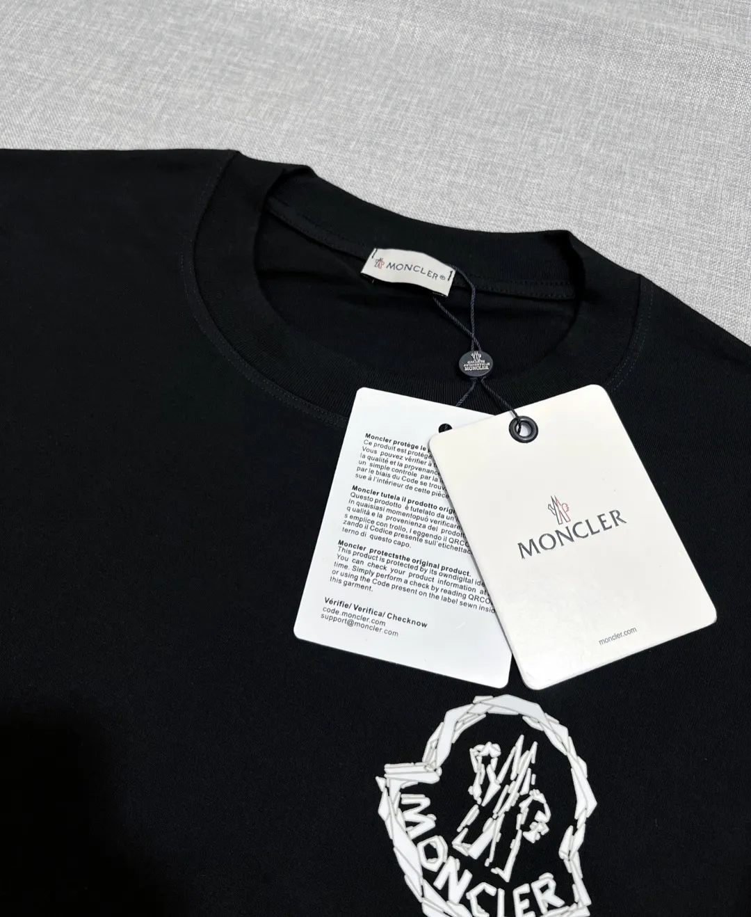 P140 New Meng MONCLER, printed armband round neck short-sleeved T-shirts are on sale at the same time as the official version. The details match the official version. The size of the logo is strictly controlled. The size is standard and the details are in sync with the official version. [Black printed LOGO on white chest] [Black chest apricot beige logo] The color details match the official version; the side sleeves have soft rubber black labels, and the details are standard. Made of 240g double yarn 100% cotton fabric, imported woven threads, the neckline is boned and not easily deformed, factory high-temperature washing process, the fabric is soft and breathable, does not shrink, and is not easy to deform; with NCF washed mark identification, the details are in place and the upper body looks good, European size version, loose and suitable, color: black, white, size XS-L (Can wear up to 200 pounds)