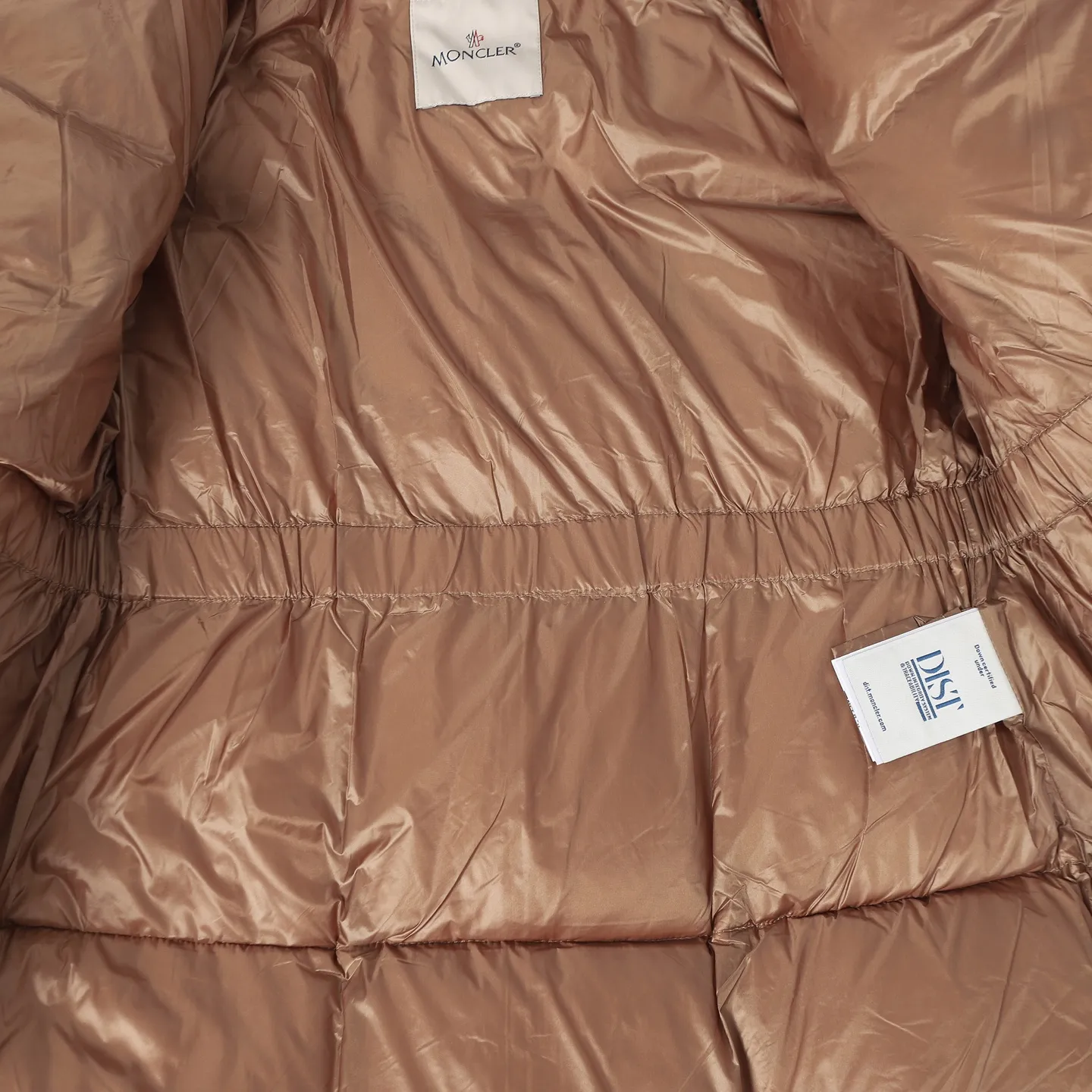 P920 Moncler/Moncler's new Ige hooded women's down jacket is made of longue saison fabric and is suitable for mild weather. This nylon fabric is warm without being bulky. Short design, with a classic hooded silhouette, and a waist design to create a smooth and feminine look. Made of longuesaison fabric. Longuesaison lining. Filled with down. Color: black/coffee Size: 0123
