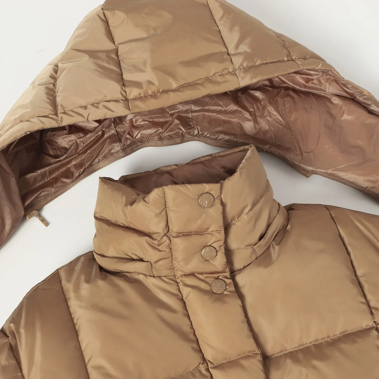 P920 Moncler/Moncler's new Ige hooded women's down jacket is made of longue saison fabric and is suitable for mild weather. This nylon fabric is warm without being bulky. Short design, with a classic hooded silhouette, and a waist design to create a smooth and feminine look. Made of longuesaison fabric. Longuesaison lining. Filled with down. Color: black/coffee Size: 0123