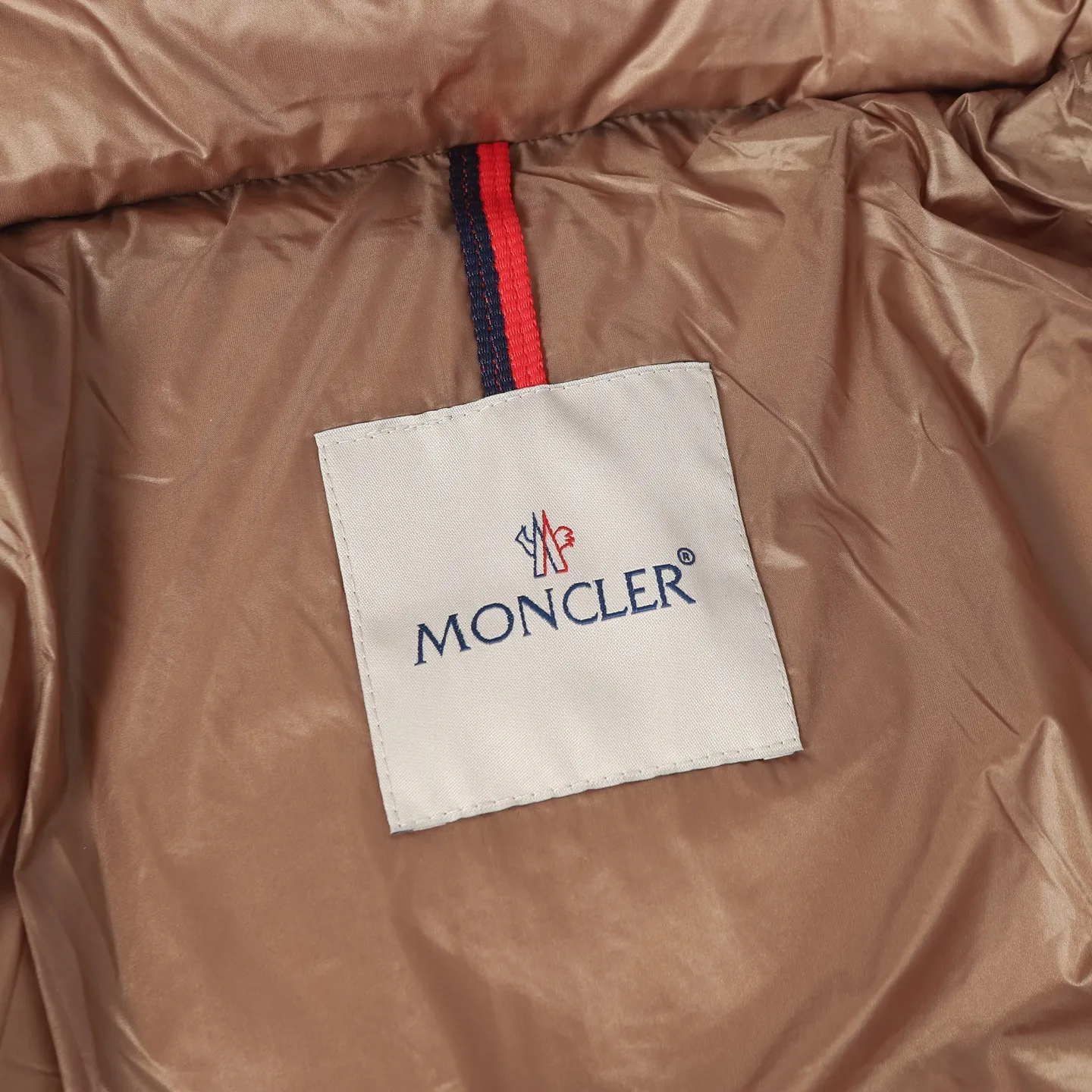 P920 Moncler/Moncler's new Ige hooded women's down jacket is made of longue saison fabric and is suitable for mild weather. This nylon fabric is warm without being bulky. Short design, with a classic hooded silhouette, and a waist design to create a smooth and feminine look. Made of longuesaison fabric. Longuesaison lining. Filled with down. Color: black/coffee Size: 0123