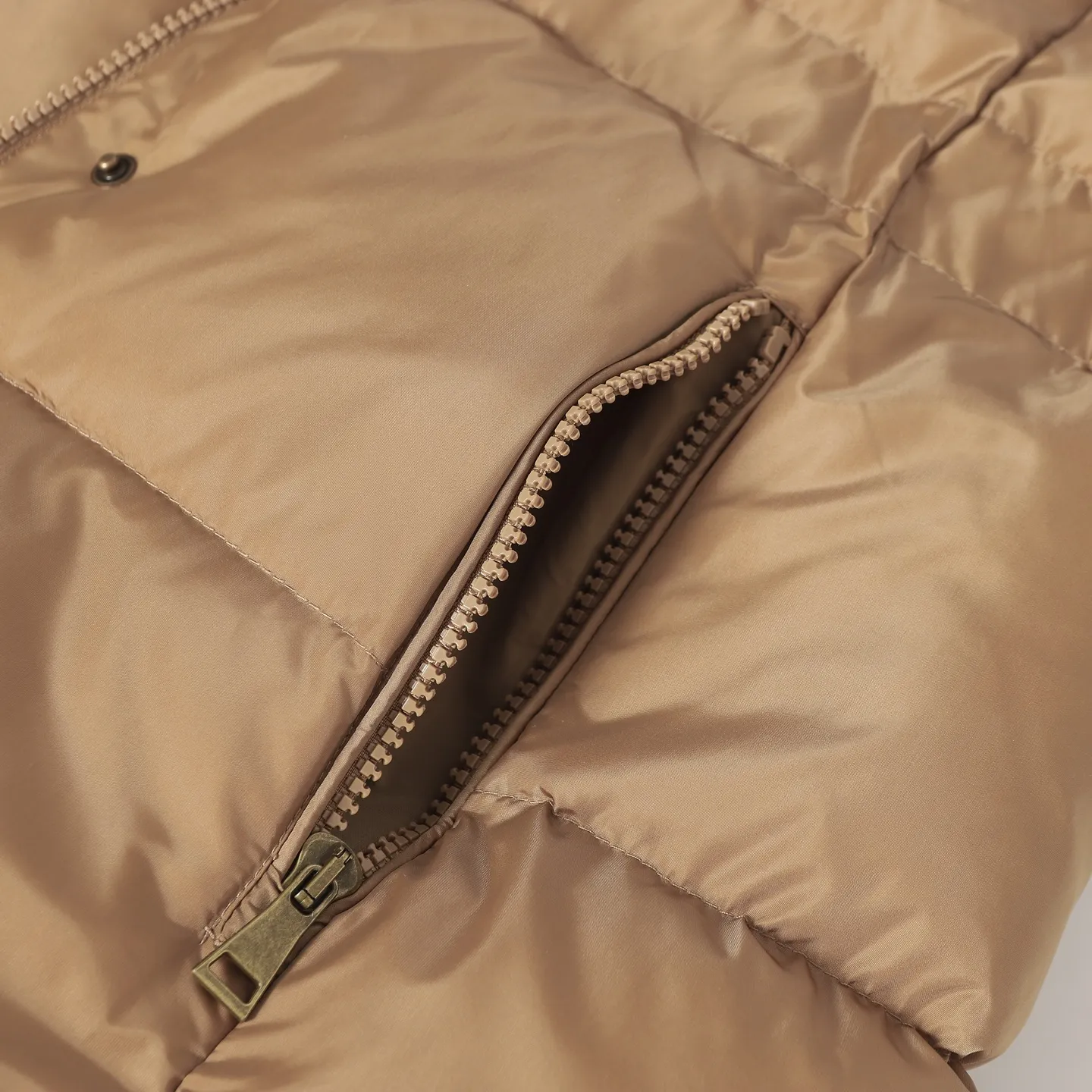 P920 Moncler/Moncler's new Ige hooded women's down jacket is made of longue saison fabric and is suitable for mild weather. This nylon fabric is warm without being bulky. Short design, with a classic hooded silhouette, and a waist design to create a smooth and feminine look. Made of longuesaison fabric. Longuesaison lining. Filled with down. Color: black/coffee Size: 0123