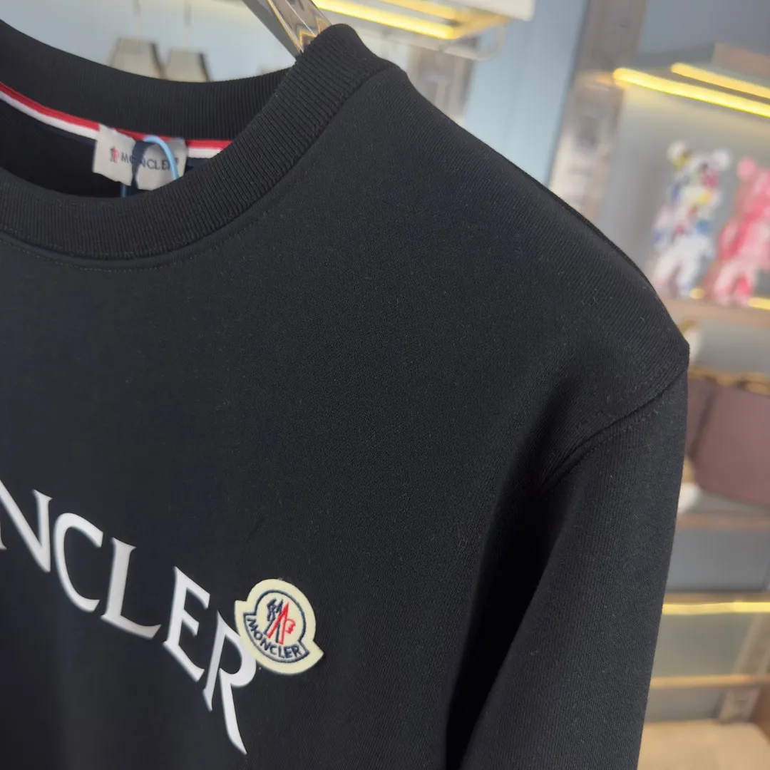 P210 High-version sweatshirt) [Long-term stock] 〖𝐌𝐎𝐍𝐂𝐋𝐄𝐑~Mask〗 Made of 440g heavy-weight fabric. It is different from the market currency. It can be matched with any variety and is properly handsome. 😎The whole dress is made of double waistcoats. The double waistcoats make the whole dress more three-dimensional. Not ordinary factories can do such fine work. 2025 Spring runway version of the T stage, on sale at the counter, round neck terry sweatshirt, high-end double-strand pure cotton, custom-made stretch ribs, dyed in the same vat, complete with three standards, matched with exquisite embroidered LOGO on the chest, simple and advanced, same style for men and women. Color: black, apricot, white, size: S M L XL 2XL