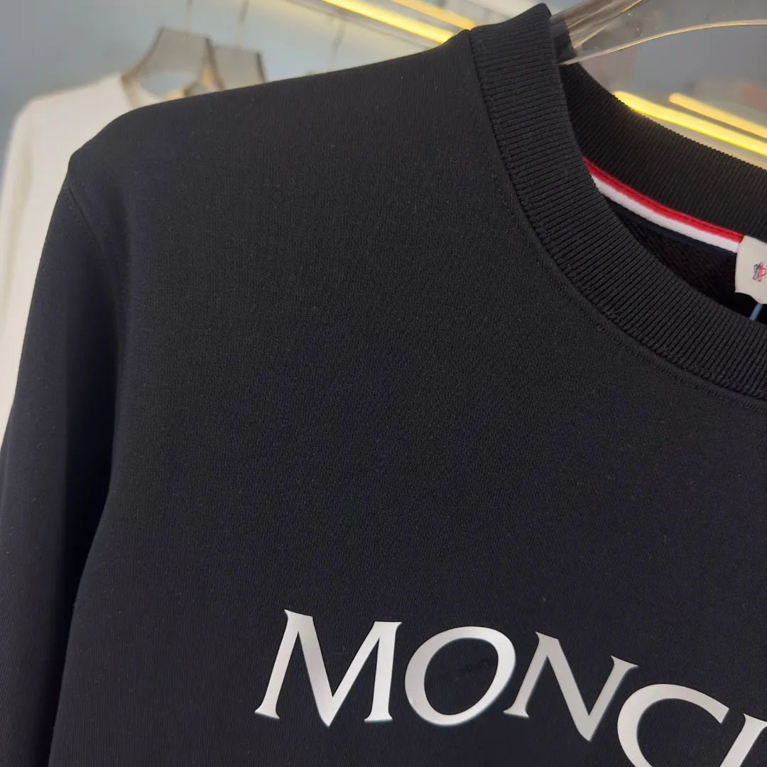 P210 High-version sweatshirt) [Long-term stock] 〖𝐌𝐎𝐍𝐂𝐋𝐄𝐑~Mask〗 Made of 440g heavy-weight fabric. It is different from the market currency. It can be matched with any variety and is properly handsome. 😎The whole dress is made of double waistcoats. The double waistcoats make the whole dress more three-dimensional. Not ordinary factories can do such fine work. 2025 Spring runway version of the T stage, on sale at the counter, round neck terry sweatshirt, high-end double-strand pure cotton, custom-made stretch ribs, dyed in the same vat, complete with three standards, matched with exquisite embroidered LOGO on the chest, simple and advanced, same style for men and women. Color: black, apricot, white, size: S M L XL 2XL