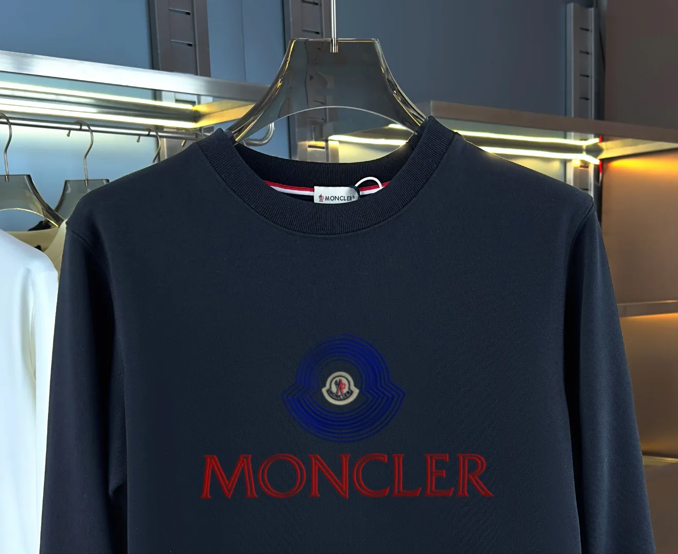 P210 High-version sweatshirt) [Long-term stock] 〖𝐌𝐎𝐍𝐂𝐋𝐄𝐑~Mask〗 Made of 440g heavy-weight fabric. It is different from the market currency. It can be matched with any variety and is properly handsome. 😎The whole dress is made of double waistcoats. The double waistcoats make the whole dress more three-dimensional. Not ordinary factories can do such fine work. 2025 Spring runway version of the T stage, on sale at the counter, round neck terry sweatshirt, high-end double-strand pure cotton, custom-made stretch ribs, dyed in the same vat, complete with three standards, matched with exquisite embroidered LOGO on the chest, simple and advanced, same style for men and women. Color: black, apricot, white, size: S M L XL 2XL