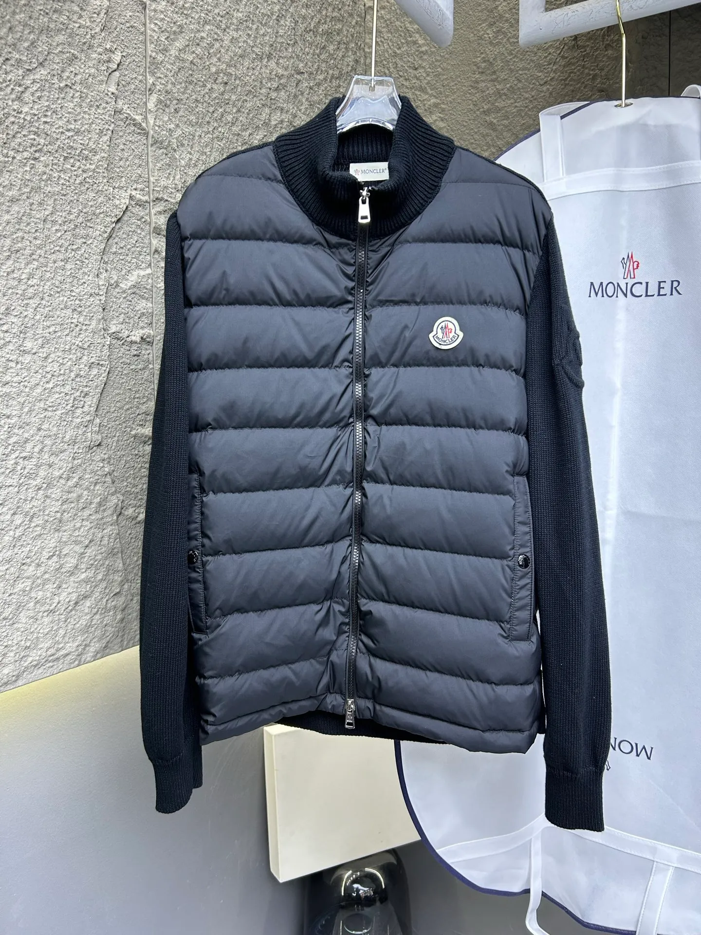 The P620 Moncler spliced ​​down jacket is made of wool blended fabric + down filling, which is warm and textured! The stand-up collar design is windproof and the zipper is easy to open and close. The main color is white with black edges, which is simple and elegant, making it stress-free to wear in autumn and winter. Size: 12345 Color: Black White