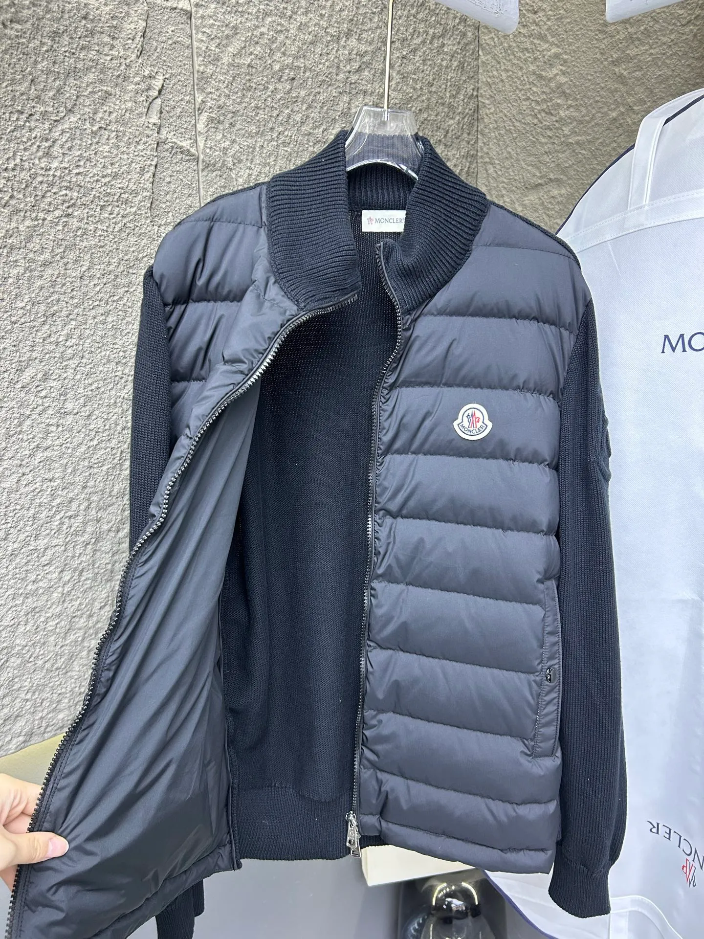 The P620 Moncler spliced ​​down jacket is made of wool blended fabric + down filling, which is warm and textured! The stand-up collar design is windproof and the zipper is easy to open and close. The main color is white with black edges, which is simple and elegant, making it stress-free to wear in autumn and winter. Size: 12345 Color: Black White