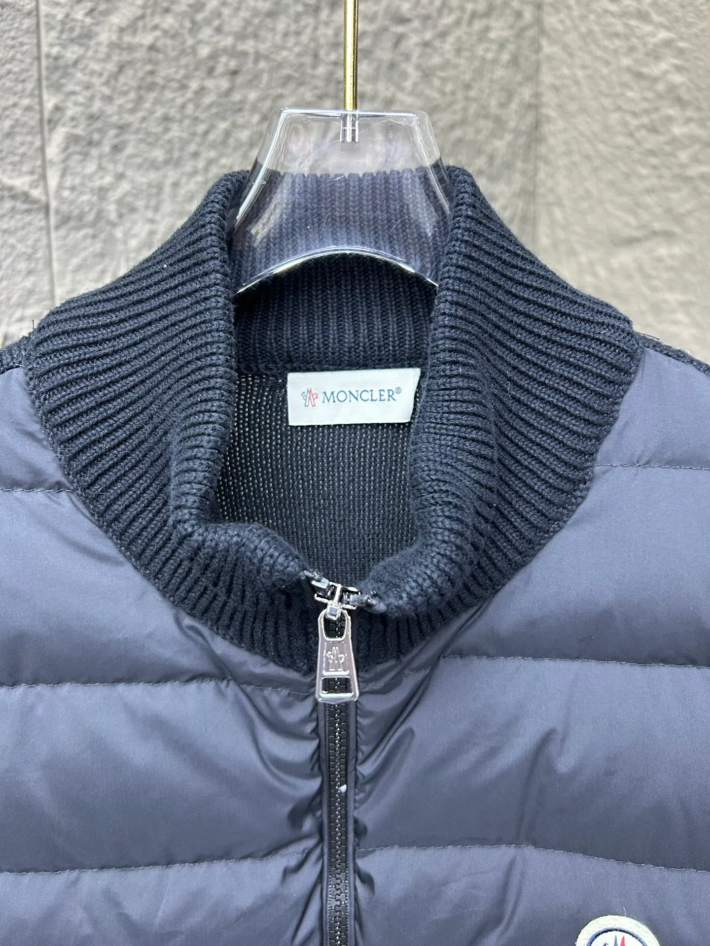 The P620 Moncler spliced ​​down jacket is made of wool blended fabric + down filling, which is warm and textured! The stand-up collar design is windproof and the zipper is easy to open and close. The main color is white with black edges, which is simple and elegant, making it stress-free to wear in autumn and winter. Size: 12345 Color: Black White
