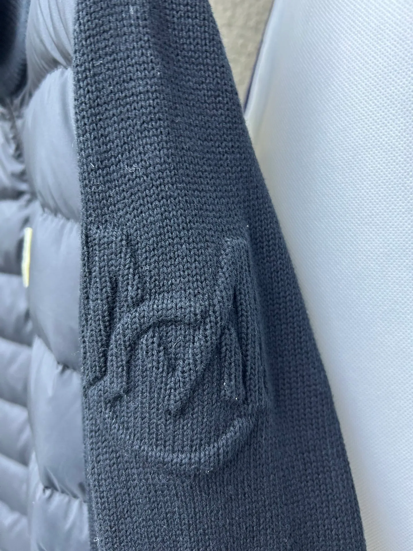 The P620 Moncler spliced ​​down jacket is made of wool blended fabric + down filling, which is warm and textured! The stand-up collar design is windproof and the zipper is easy to open and close. The main color is white with black edges, which is simple and elegant, making it stress-free to wear in autumn and winter. Size: 12345 Color: Black White