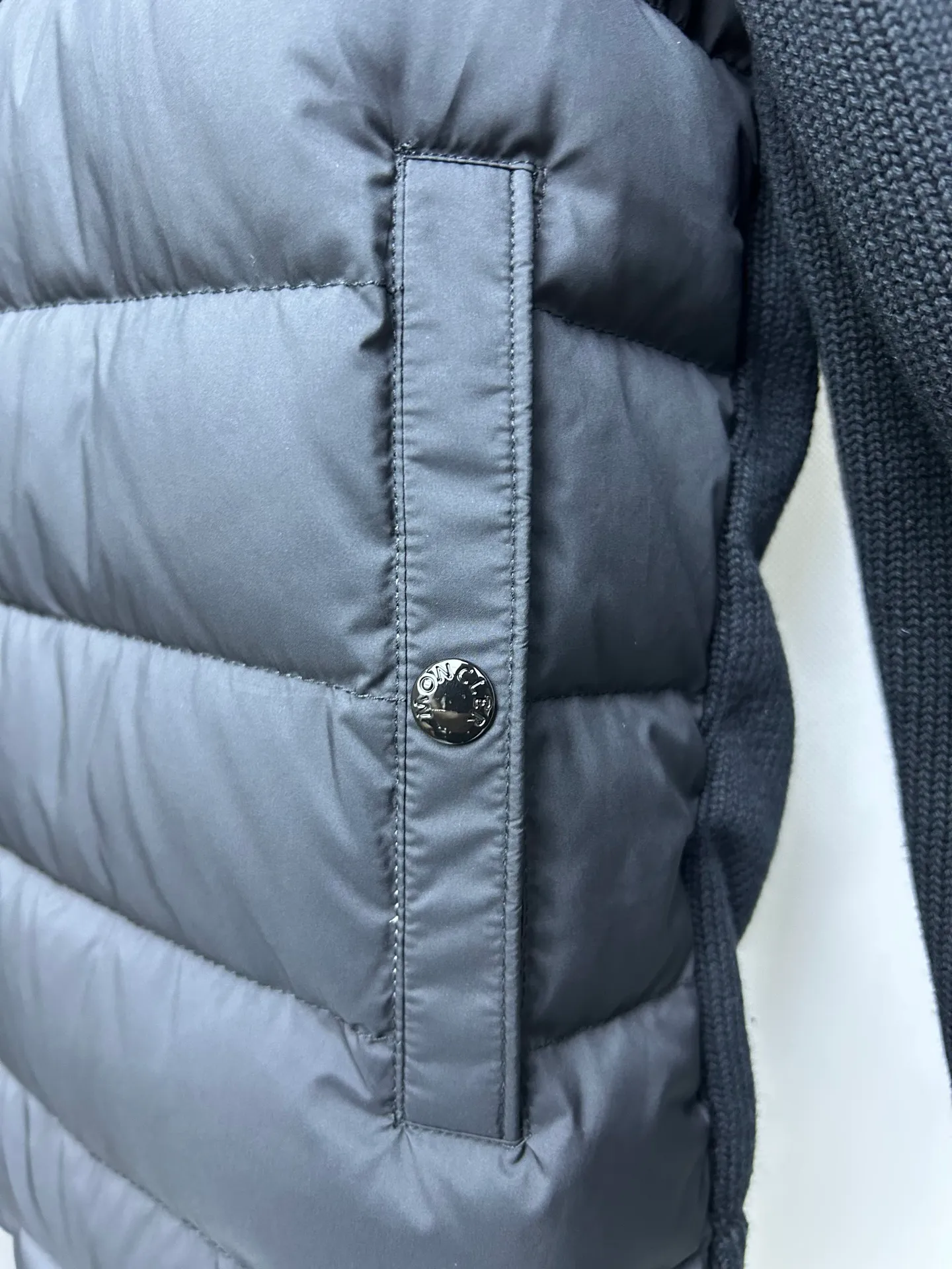 The P620 Moncler spliced ​​down jacket is made of wool blended fabric + down filling, which is warm and textured! The stand-up collar design is windproof and the zipper is easy to open and close. The main color is white with black edges, which is simple and elegant, making it stress-free to wear in autumn and winter. Size: 12345 Color: Black White