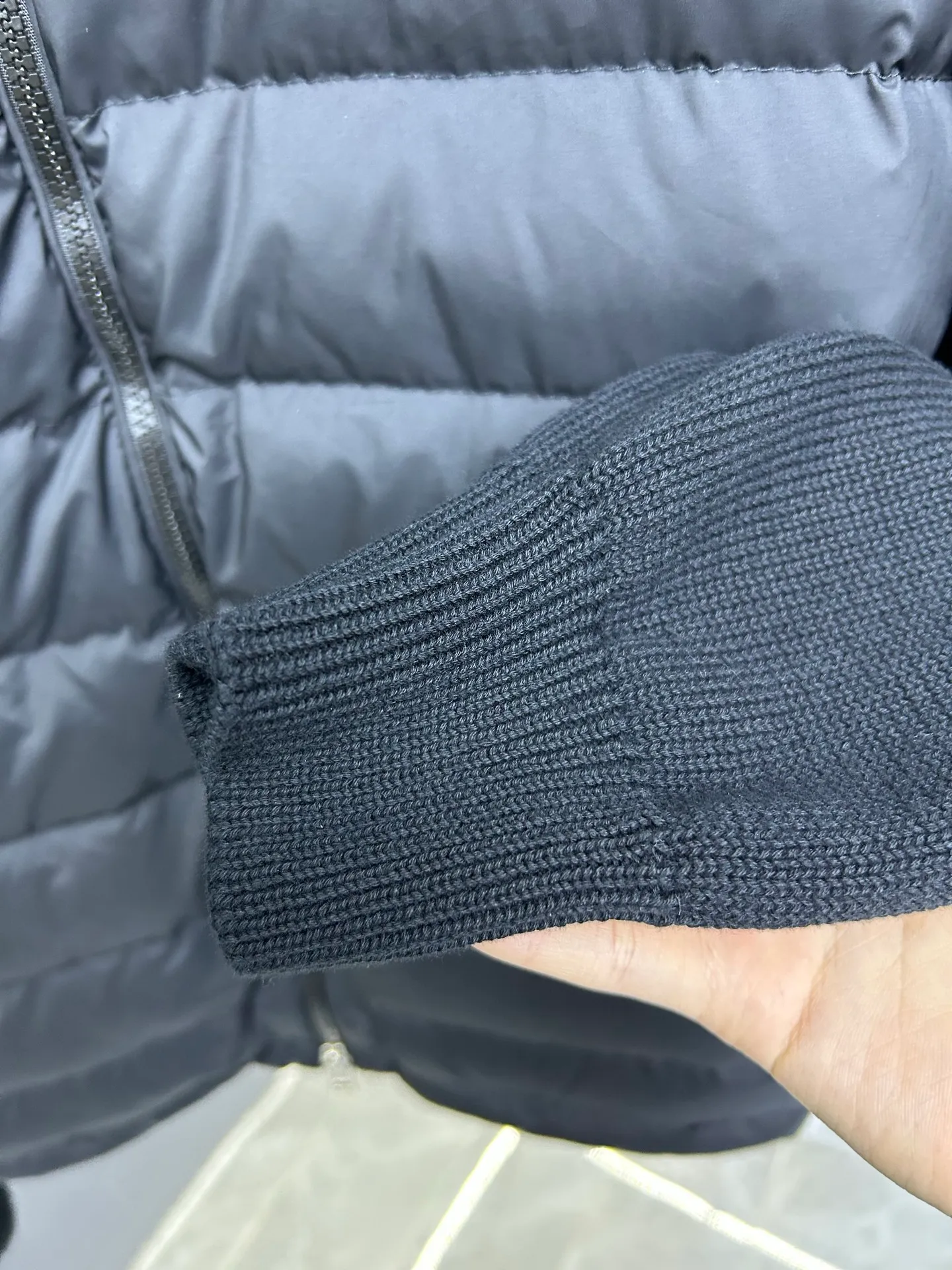 The P620 Moncler spliced ​​down jacket is made of wool blended fabric + down filling, which is warm and textured! The stand-up collar design is windproof and the zipper is easy to open and close. The main color is white with black edges, which is simple and elegant, making it stress-free to wear in autumn and winter. Size: 12345 Color: Black White