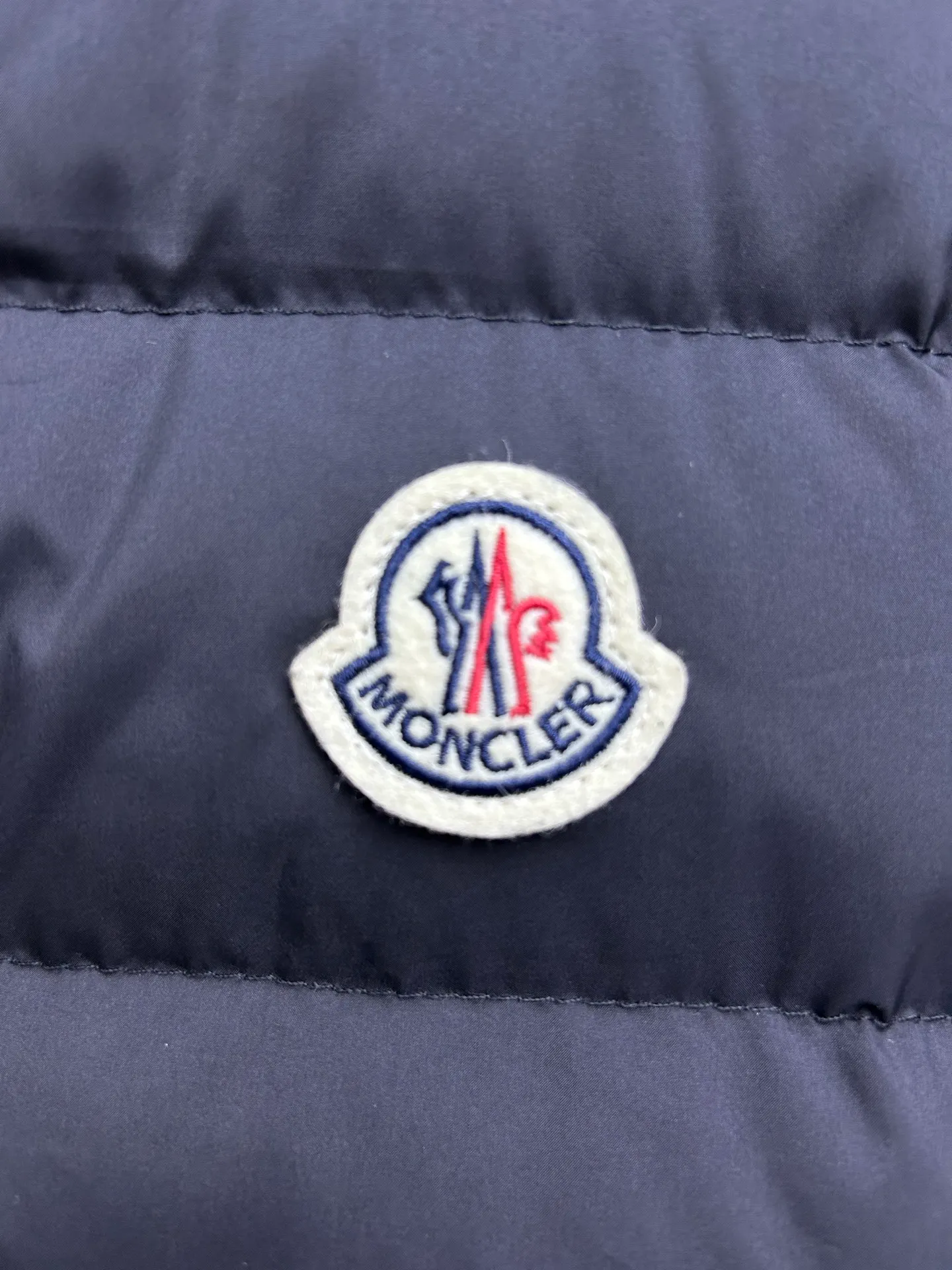 The P620 Moncler spliced ​​down jacket is made of wool blended fabric + down filling, which is warm and textured! The stand-up collar design is windproof and the zipper is easy to open and close. The main color is white with black edges, which is simple and elegant, making it stress-free to wear in autumn and winter. Size: 12345 Color: Black White