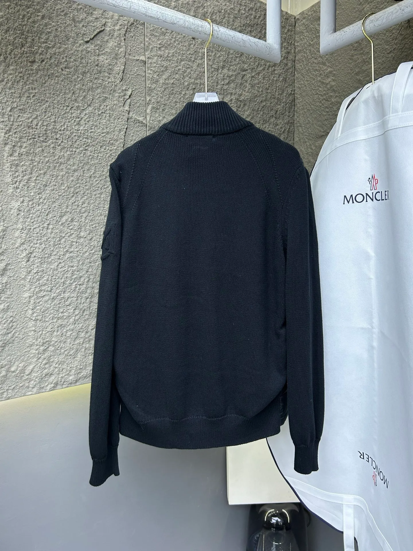 The P620 Moncler spliced ​​down jacket is made of wool blended fabric + down filling, which is warm and textured! The stand-up collar design is windproof and the zipper is easy to open and close. The main color is white with black edges, which is simple and elegant, making it stress-free to wear in autumn and winter. Size: 12345 Color: Black White