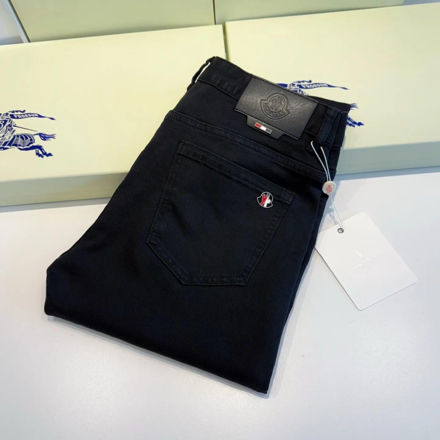 P220 Model No.: D439 Style: MONCLER classic little black pants with mouth, slim fit, stretchy fabric, heavy wash, super genuine color, genuine hardware molding, standard for foreign trade, genuine YKK zipper, calfskin leather label, OEM for foreign trade factory, original order quality Code number: 30-31-32-33-34-36