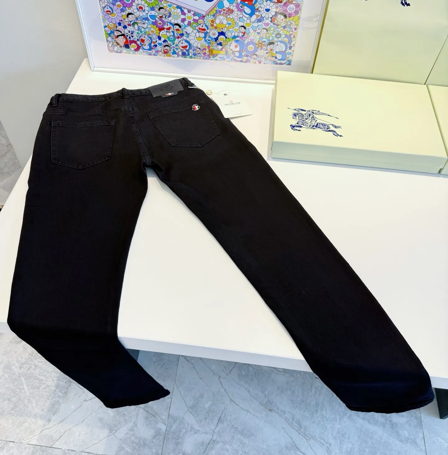 P220 Model No.: D439 Style: MONCLER classic little black pants with mouth, slim fit, stretchy fabric, heavy wash, super genuine color, genuine hardware molding, standard for foreign trade, genuine YKK zipper, calfskin leather label, OEM for foreign trade factory, original order quality Code number: 30-31-32-33-34-36