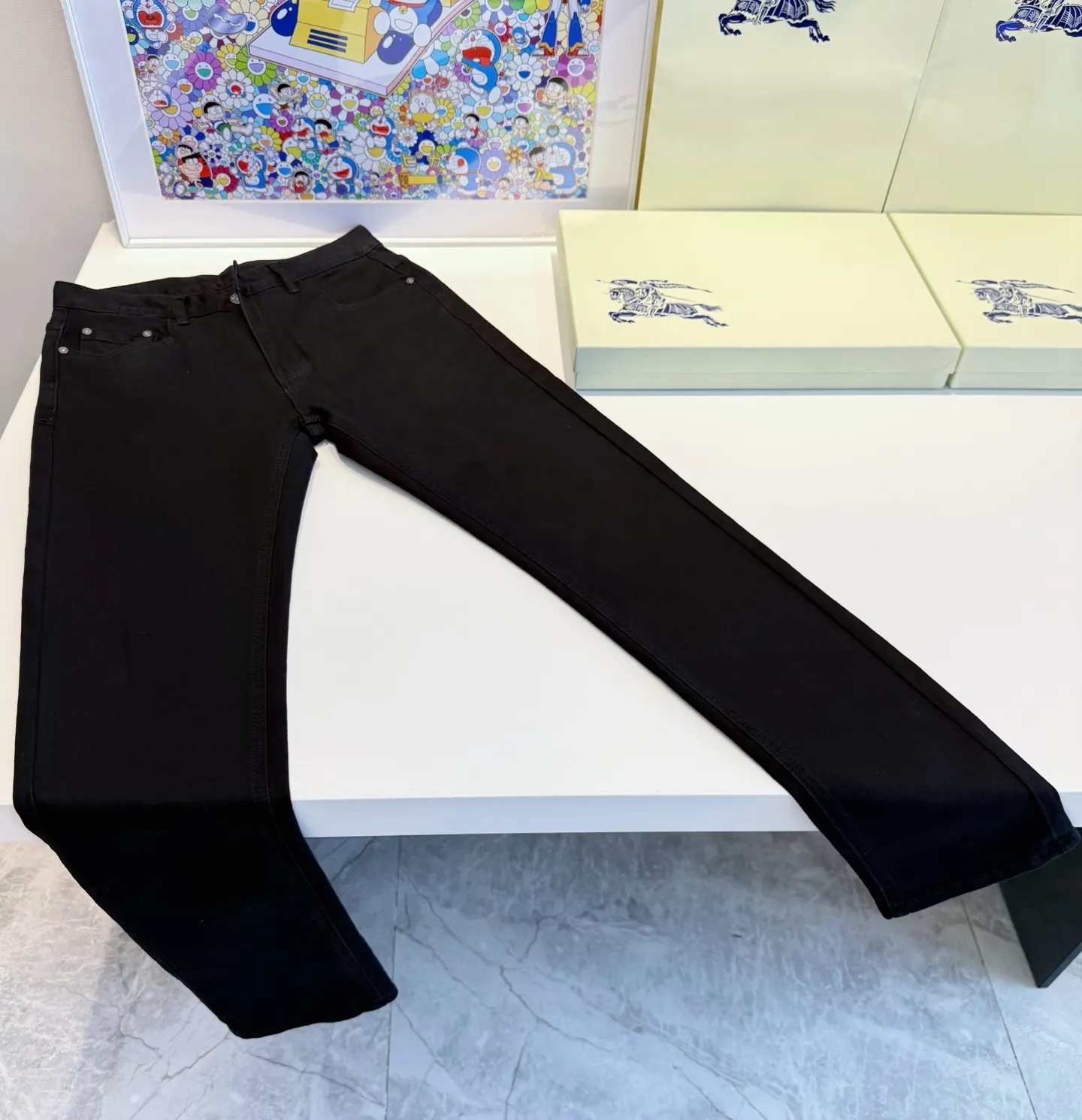 P220 Model No.: D439 Style: MONCLER classic little black pants with mouth, slim fit, stretchy fabric, heavy wash, super genuine color, genuine hardware molding, standard for foreign trade, genuine YKK zipper, calfskin leather label, OEM for foreign trade factory, original order quality Code number: 30-31-32-33-34-36