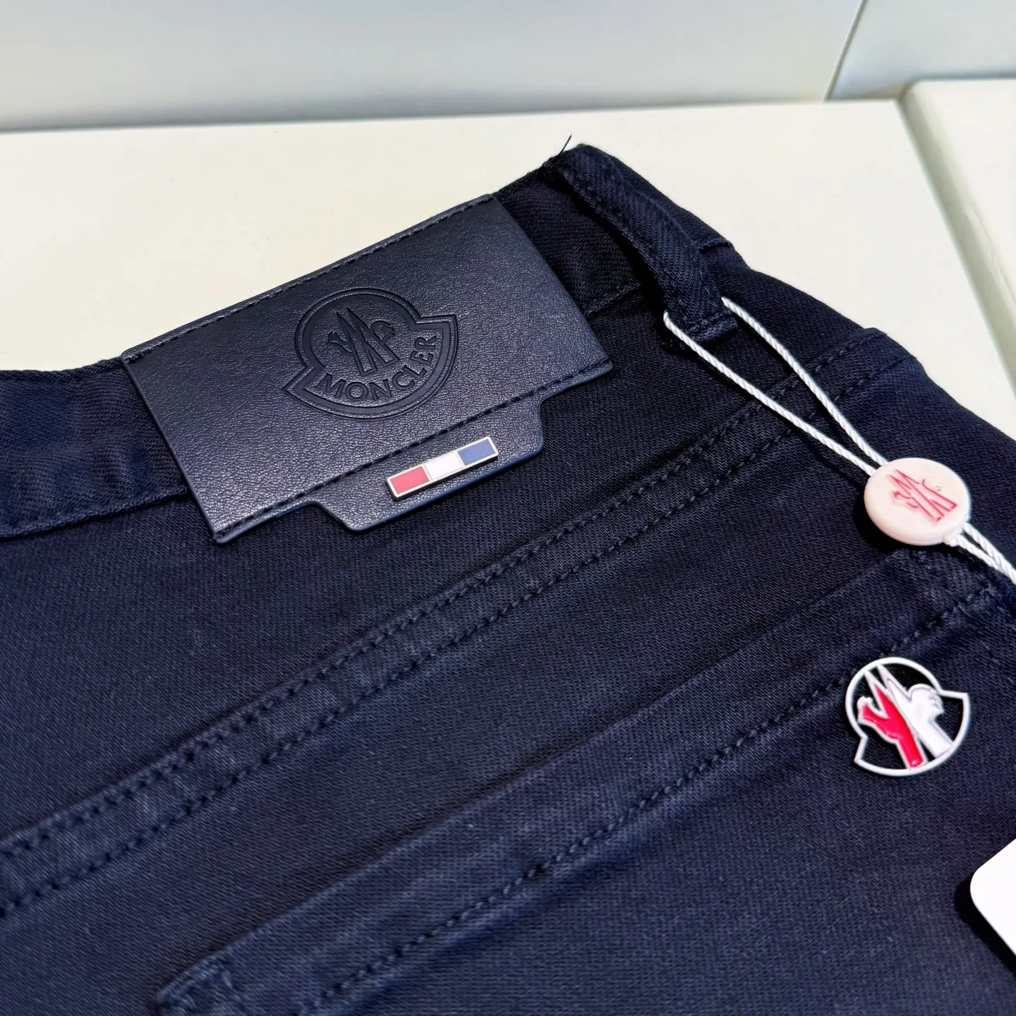 P220 Model No.: D439 Style: MONCLER classic little black pants with mouth, slim fit, stretchy fabric, heavy wash, super genuine color, genuine hardware molding, standard for foreign trade, genuine YKK zipper, calfskin leather label, OEM for foreign trade factory, original order quality Code number: 30-31-32-33-34-36