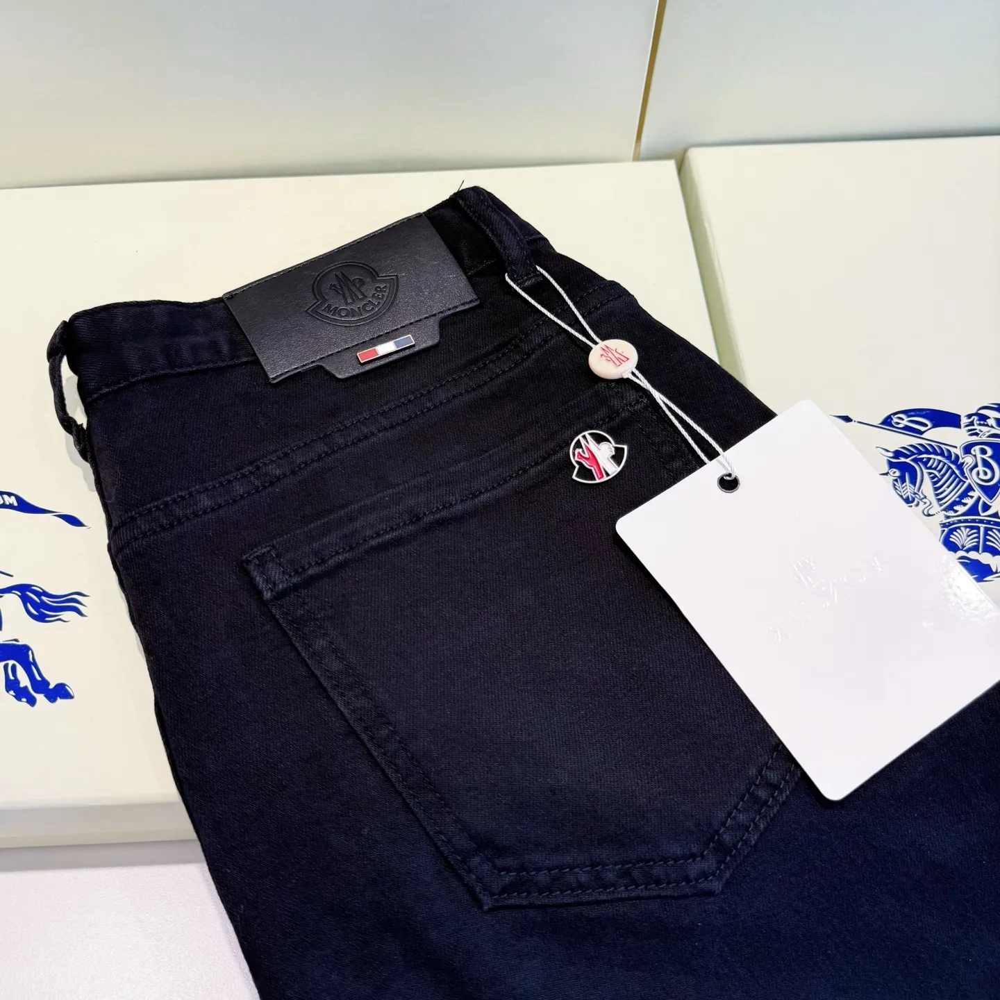 P220 Model No.: D439 Style: MONCLER classic little black pants with mouth, slim fit, stretchy fabric, heavy wash, super genuine color, genuine hardware molding, standard for foreign trade, genuine YKK zipper, calfskin leather label, OEM for foreign trade factory, original order quality Code number: 30-31-32-33-34-36