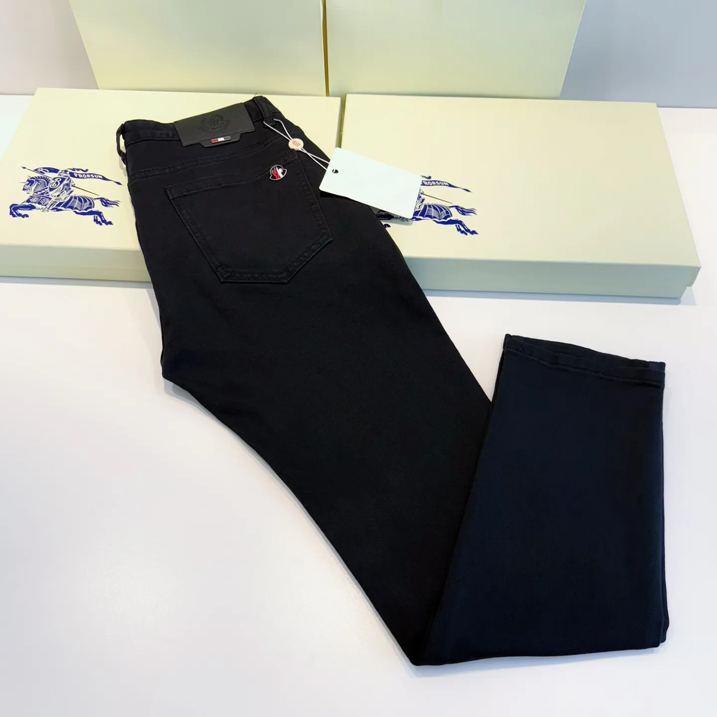 P220 Model No.: D439 Style: MONCLER classic little black pants with mouth, slim fit, stretchy fabric, heavy wash, super genuine color, genuine hardware molding, standard for foreign trade, genuine YKK zipper, calfskin leather label, OEM for foreign trade factory, original order quality Code number: 30-31-32-33-34-36