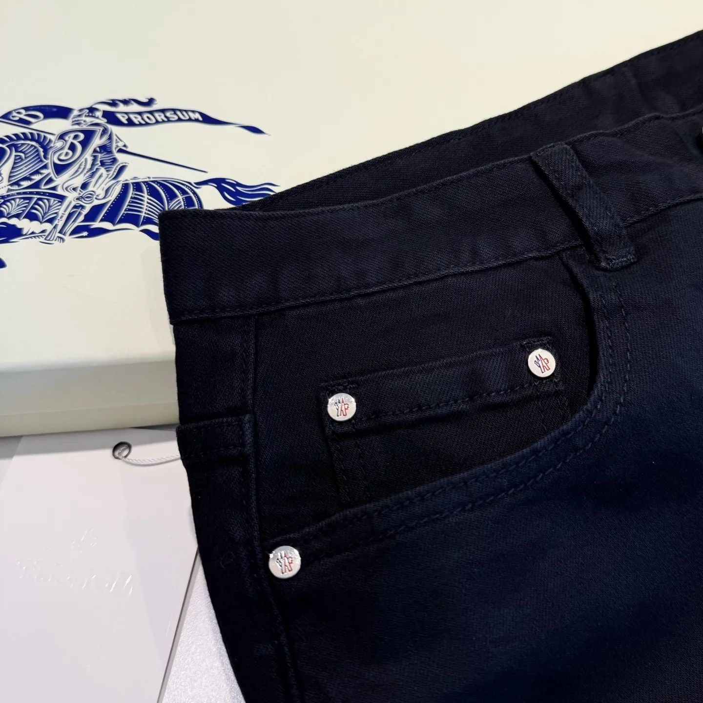 P220 Model No.: D439 Style: MONCLER classic little black pants with mouth, slim fit, stretchy fabric, heavy wash, super genuine color, genuine hardware molding, standard for foreign trade, genuine YKK zipper, calfskin leather label, OEM for foreign trade factory, original order quality Code number: 30-31-32-33-34-36
