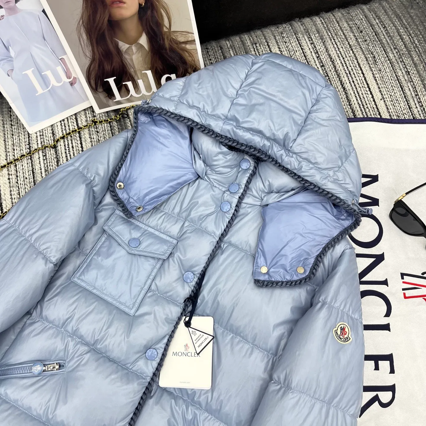 P880 Moncler🌟25 new oil wax leather waist style GLAREIN hooded long-sleeved down jacket for women. Oil wax leather coated new fabric, slim design style, warm and slimming, 90% duck down filling, molded custom hardware. Color: red, white, blue, black Code number: 1234
