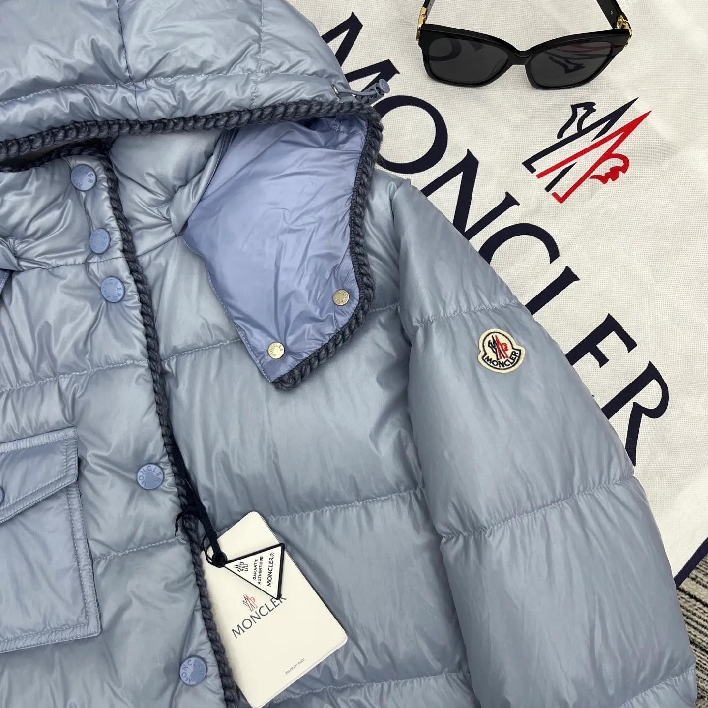 P880 Moncler🌟25 new oil wax leather waist style GLAREIN hooded long-sleeved down jacket for women. Oil wax leather coated new fabric, slim design style, warm and slimming, 90% duck down filling, molded custom hardware. Color: red, white, blue, black Code number: 1234