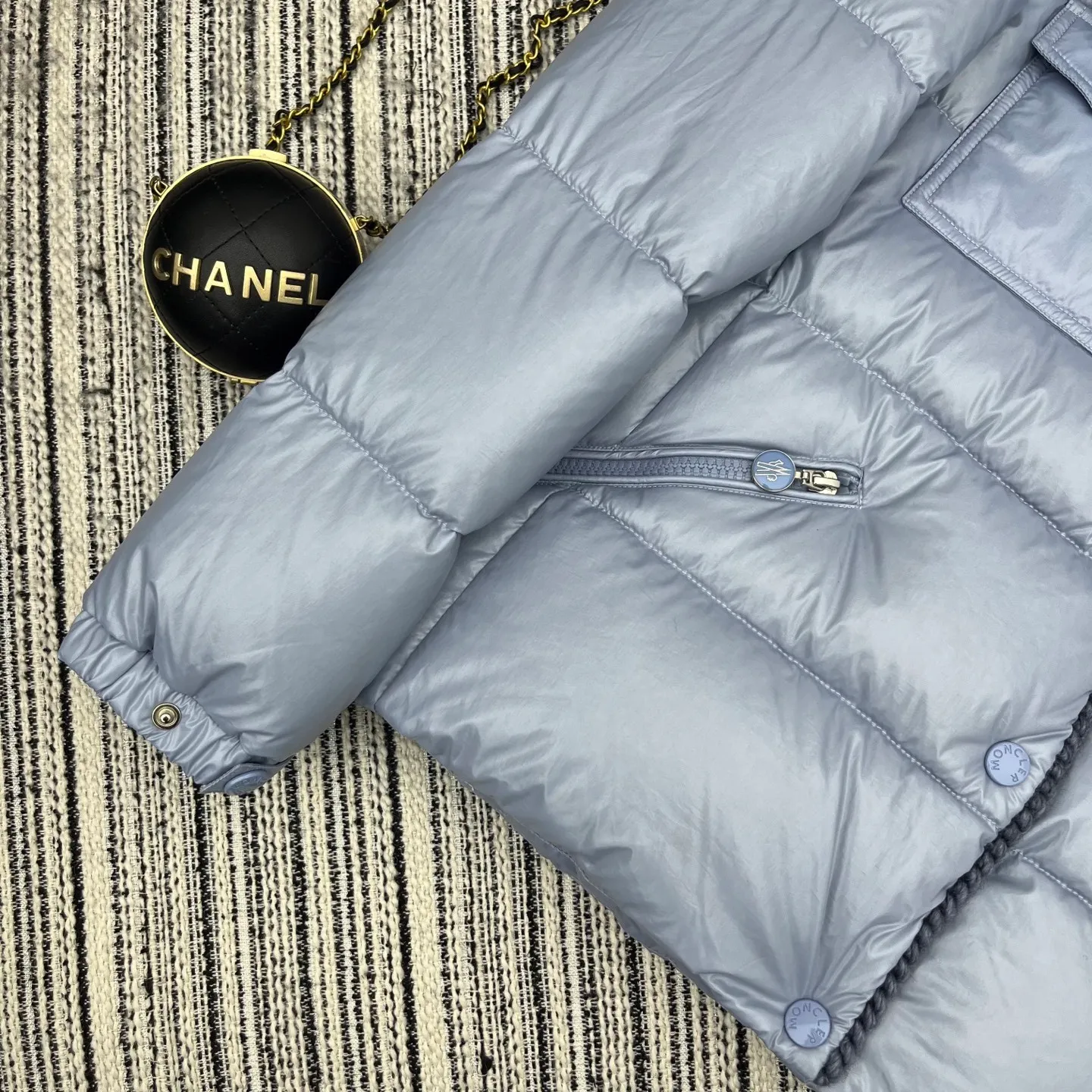 P880 Moncler🌟25 new oil wax leather waist style GLAREIN hooded long-sleeved down jacket for women. Oil wax leather coated new fabric, slim design style, warm and slimming, 90% duck down filling, molded custom hardware. Color: red, white, blue, black Code number: 1234
