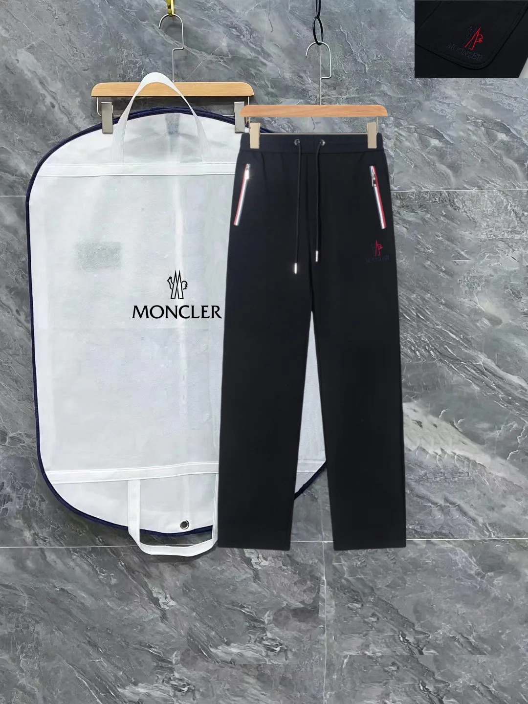 P290 Moncler new autumn trousers, European trade channels, direct delivery from Italian overseas warehouses, limited sales of overseas boutiques.  SS's new casual and fashionable sweatpants, these sweatpants use big-name designs to create a fashionable and trendy feel. The details are exquisitely processed, showing super high quality.  The pants are embellished with iconic brand logos to highlight the brand style and create a fashionable and diverse look. Carefully crafted from 100% imported fabrics, they are soft and comfortable, and are skin-friendly and warm. They are a pair of pants that are comfortable both at home and when going out. You can just wear a jacket and a sweater to go out~ Color: Black Size: M L XL 2XL 3XL