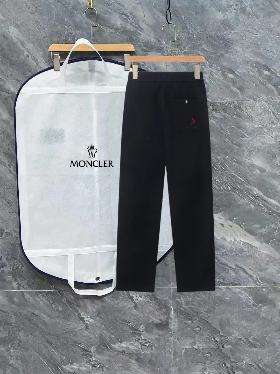 P290 Moncler new autumn trousers, European trade channels, direct delivery from Italian overseas warehouses, limited sales of overseas boutiques.  SS's new casual and fashionable sweatpants, these sweatpants use big-name designs to create a fashionable and trendy feel. The details are exquisitely processed, showing super high quality.  The pants are embellished with iconic brand logos to highlight the brand style and create a fashionable and diverse look. Carefully crafted from 100% imported fabrics, they are soft and comfortable, and are skin-friendly and warm. They are a pair of pants that are comfortable both at home and when going out. You can just wear a jacket and a sweater to go out~ Color: Black Size: M L XL 2XL 3XL