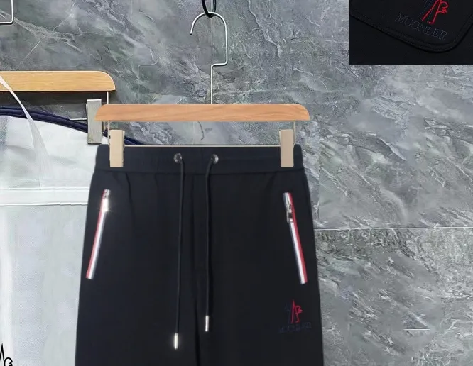 P290 Moncler new autumn trousers, European trade channels, direct delivery from Italian overseas warehouses, limited sales of overseas boutiques.  SS's new casual and fashionable sweatpants, these sweatpants use big-name designs to create a fashionable and trendy feel. The details are exquisitely processed, showing super high quality.  The pants are embellished with iconic brand logos to highlight the brand style and create a fashionable and diverse look. Carefully crafted from 100% imported fabrics, they are soft and comfortable, and are skin-friendly and warm. They are a pair of pants that are comfortable both at home and when going out. You can just wear a jacket and a sweater to go out~ Color: Black Size: M L XL 2XL 3XL