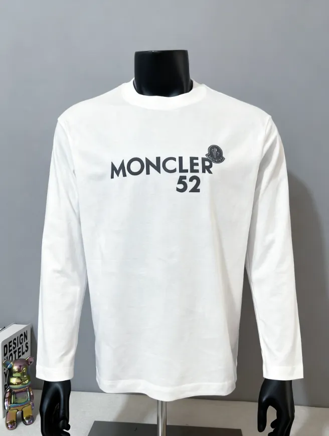 P190 MONCLER is new, 2025FW new long-sleeved T-shirt, the official website will be updated at the same time, foam printing Moncler logo technology, details are correct to the official version, and the size of the logo is strictly controlled , standard size, foamed and taped details are in sync with the official; the fabric is made of 280g double yarn pure cotton fabric, imported woven thread, the neckline is boned to prevent deformation, the factory high-temperature washing process prevents shrinkage, the fabric is soft and breathable, scan the code and touch the NCF washed mark for identification, the details are in place, the upper body is simple and beautiful, European size version, loose and suitable, color: black, white, size XS-L (L size can wear 200 pounds)