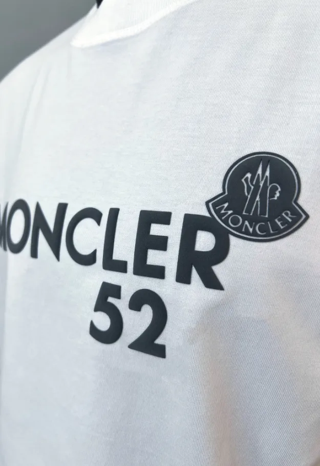 P190 MONCLER is new, 2025FW new long-sleeved T-shirt, the official website will be updated at the same time, foam printing Moncler logo technology, details are correct to the official version, and the size of the logo is strictly controlled , standard size, foamed and taped details are in sync with the official; the fabric is made of 280g double yarn pure cotton fabric, imported woven thread, the neckline is boned to prevent deformation, the factory high-temperature washing process prevents shrinkage, the fabric is soft and breathable, scan the code and touch the NCF washed mark for identification, the details are in place, the upper body is simple and beautiful, European size version, loose and suitable, color: black, white, size XS-L (L size can wear 200 pounds)