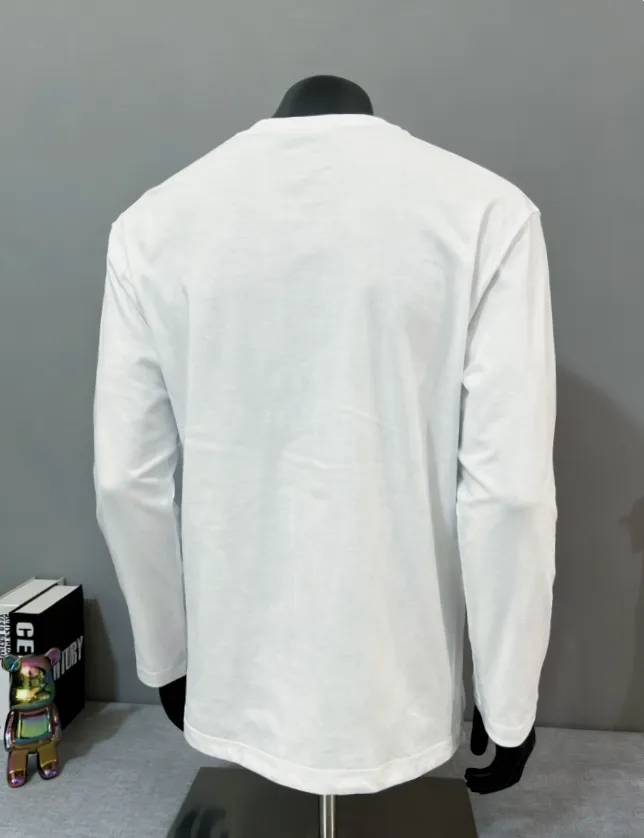 P190 MONCLER is new, 2025FW new long-sleeved T-shirt, the official website will be updated at the same time, foam printing Moncler logo technology, details are correct to the official version, and the size of the logo is strictly controlled , standard size, foamed and taped details are in sync with the official; the fabric is made of 280g double yarn pure cotton fabric, imported woven thread, the neckline is boned to prevent deformation, the factory high-temperature washing process prevents shrinkage, the fabric is soft and breathable, scan the code and touch the NCF washed mark for identification, the details are in place, the upper body is simple and beautiful, European size version, loose and suitable, color: black, white, size XS-L (L size can wear 200 pounds)
