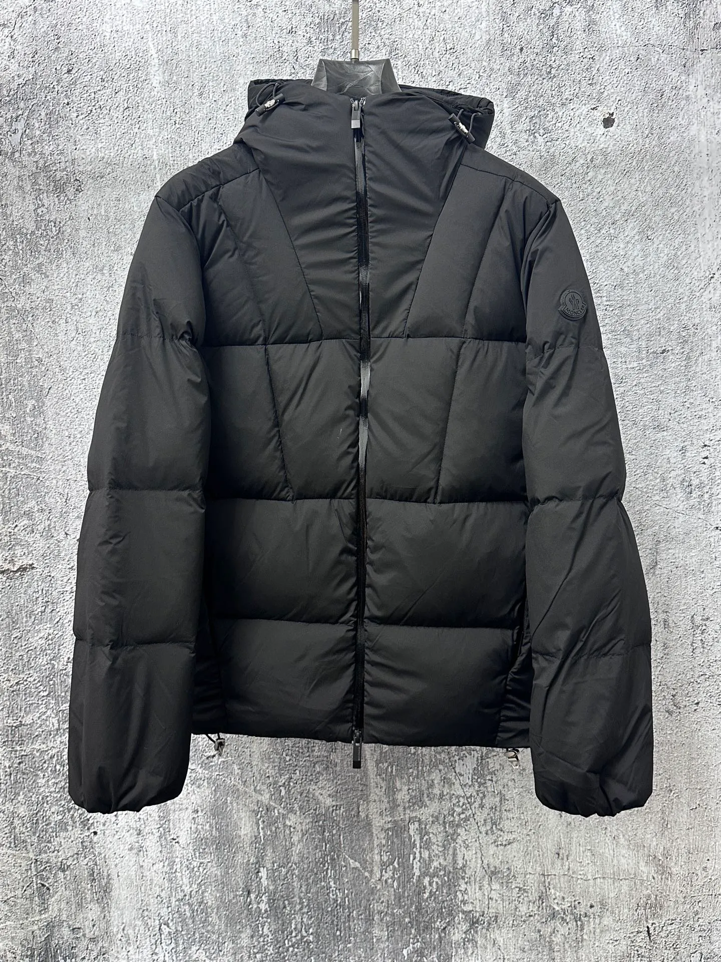 P860 [moncler] Fusain men's hooded short down jacket Exclusive hot new 2025 autumn and winter 🆕down jacket Original customized hardware accessories are all imported and original customization Welcome to compare Absolutely high quality Using top-grade 90 white duck down Super soft and full of feathers Super heavy workmanship The fabric is extremely comfortable 👍The version is perfect Note⚠The fabric is super comfortable Exclusive model Non-market goods Unisex size 1 2 3 4 5