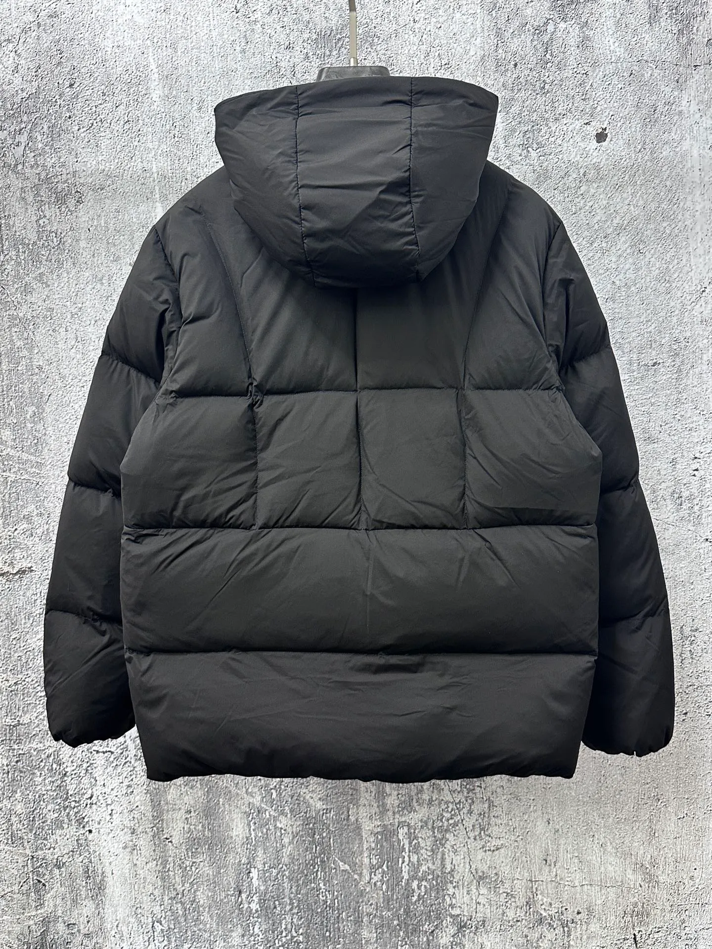 P860 [moncler] Fusain men's hooded short down jacket Exclusive hot new 2025 autumn and winter 🆕down jacket Original customized hardware accessories are all imported and original customization Welcome to compare Absolutely high quality Using top-grade 90 white duck down Super soft and full of feathers Super heavy workmanship The fabric is extremely comfortable 👍The version is perfect Note⚠The fabric is super comfortable Exclusive model Non-market goods Unisex size 1 2 3 4 5