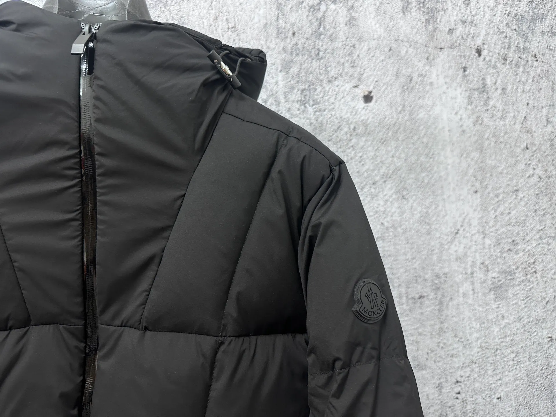 P860 [moncler] Fusain men's hooded short down jacket Exclusive hot new 2025 autumn and winter 🆕down jacket Original customized hardware accessories are all imported and original customization Welcome to compare Absolutely high quality Using top-grade 90 white duck down Super soft and full of feathers Super heavy workmanship The fabric is extremely comfortable 👍The version is perfect Note⚠The fabric is super comfortable Exclusive model Non-market goods Unisex size 1 2 3 4 5