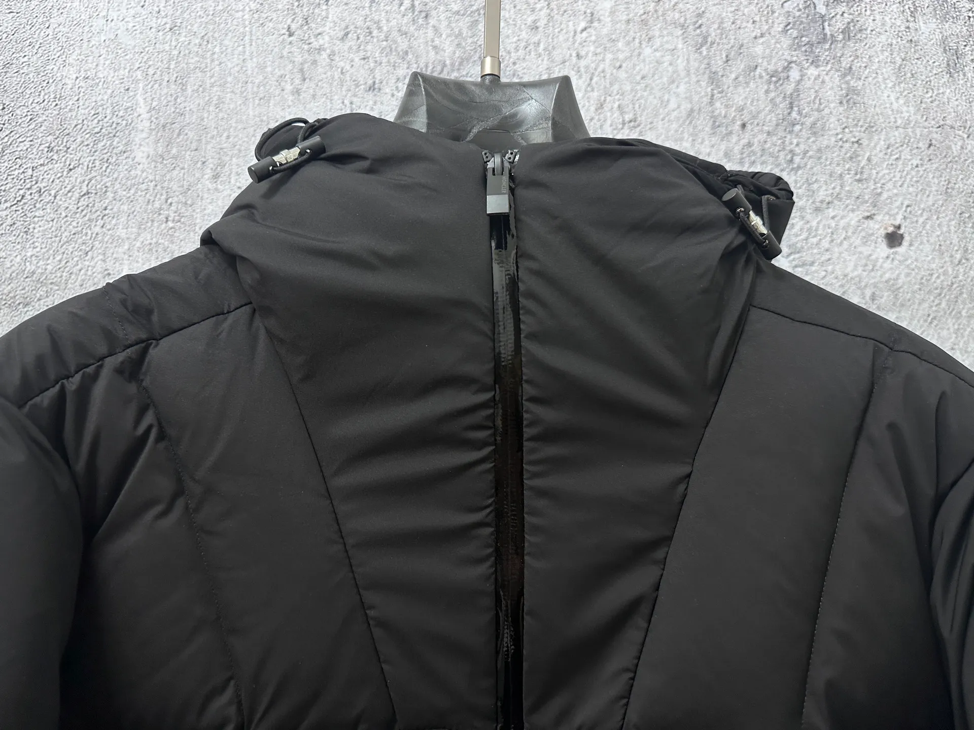 P860 [moncler] Fusain men's hooded short down jacket Exclusive hot new 2025 autumn and winter 🆕down jacket Original customized hardware accessories are all imported and original customization Welcome to compare Absolutely high quality Using top-grade 90 white duck down Super soft and full of feathers Super heavy workmanship The fabric is extremely comfortable 👍The version is perfect Note⚠The fabric is super comfortable Exclusive model Non-market goods Unisex size 1 2 3 4 5