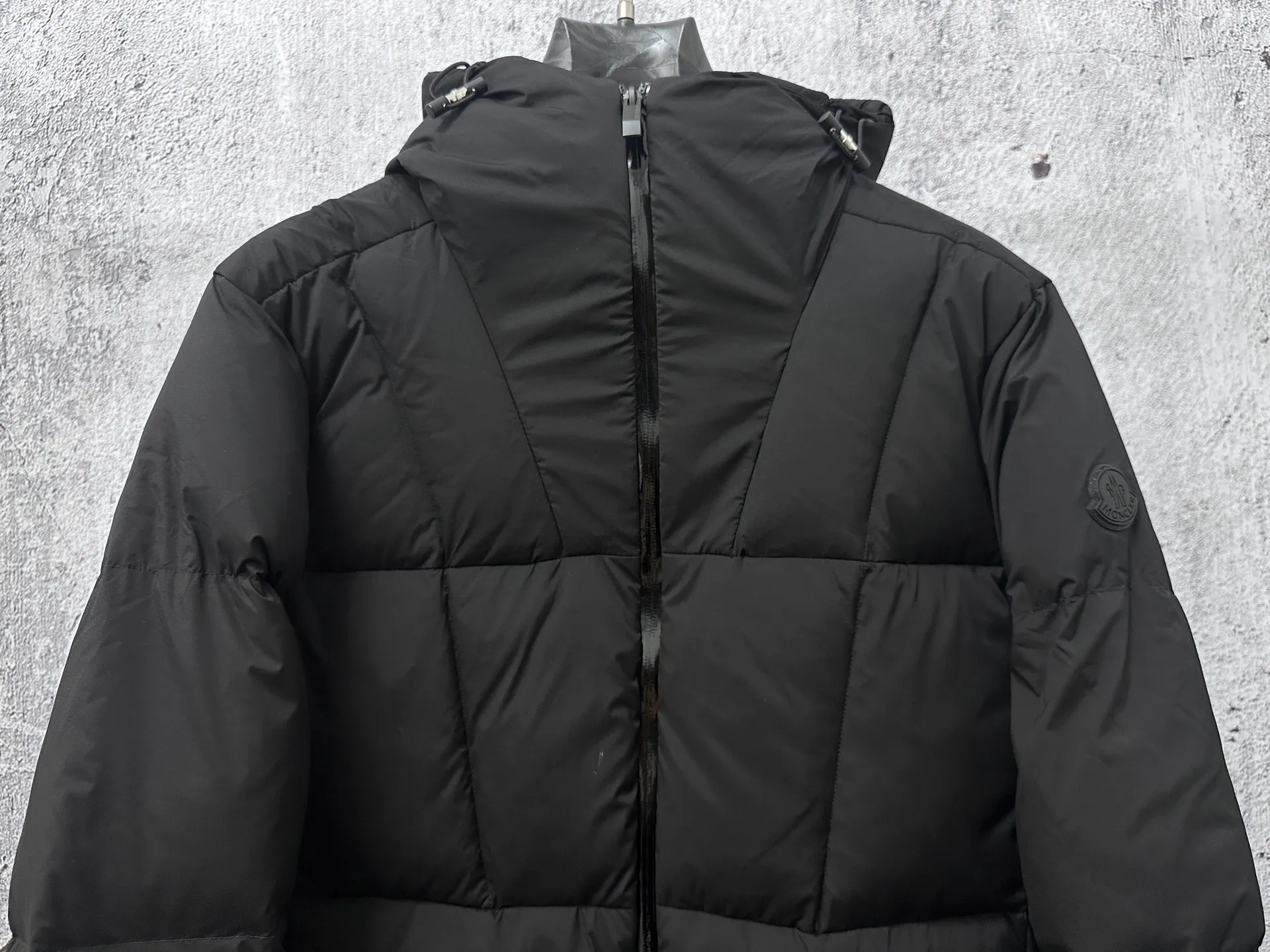 P860 [moncler] Fusain men's hooded short down jacket Exclusive hot new 2025 autumn and winter 🆕down jacket Original customized hardware accessories are all imported and original customization Welcome to compare Absolutely high quality Using top-grade 90 white duck down Super soft and full of feathers Super heavy workmanship The fabric is extremely comfortable 👍The version is perfect Note⚠The fabric is super comfortable Exclusive model Non-market goods Unisex size 1 2 3 4 5