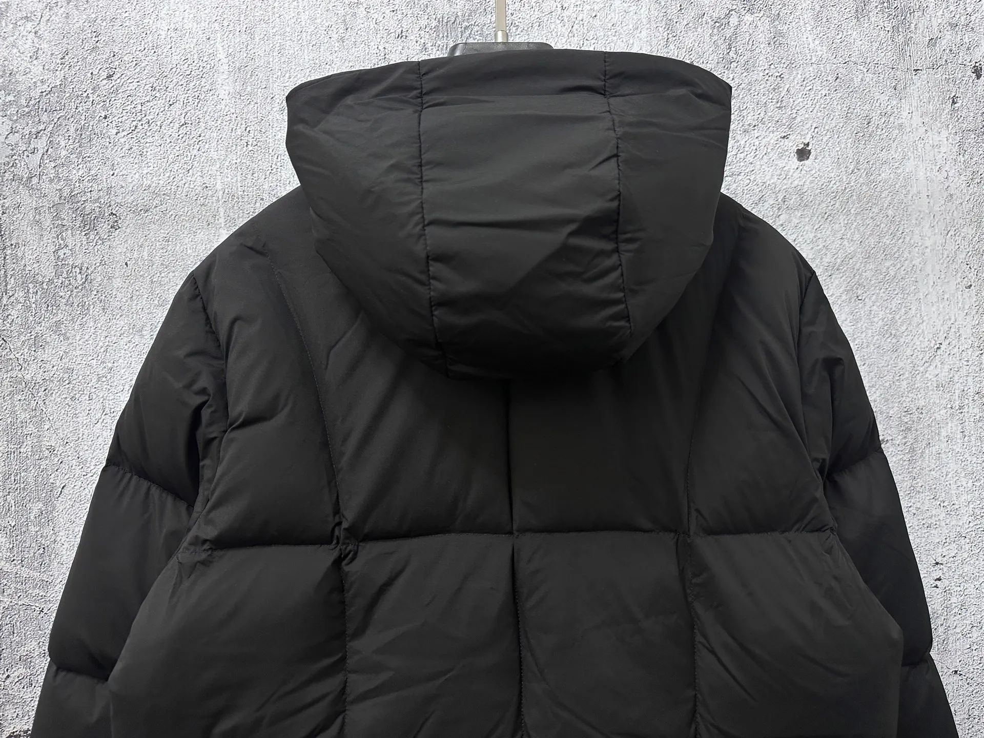 P860 [moncler] Fusain men's hooded short down jacket Exclusive hot new 2025 autumn and winter 🆕down jacket Original customized hardware accessories are all imported and original customization Welcome to compare Absolutely high quality Using top-grade 90 white duck down Super soft and full of feathers Super heavy workmanship The fabric is extremely comfortable 👍The version is perfect Note⚠The fabric is super comfortable Exclusive model Non-market goods Unisex size 1 2 3 4 5