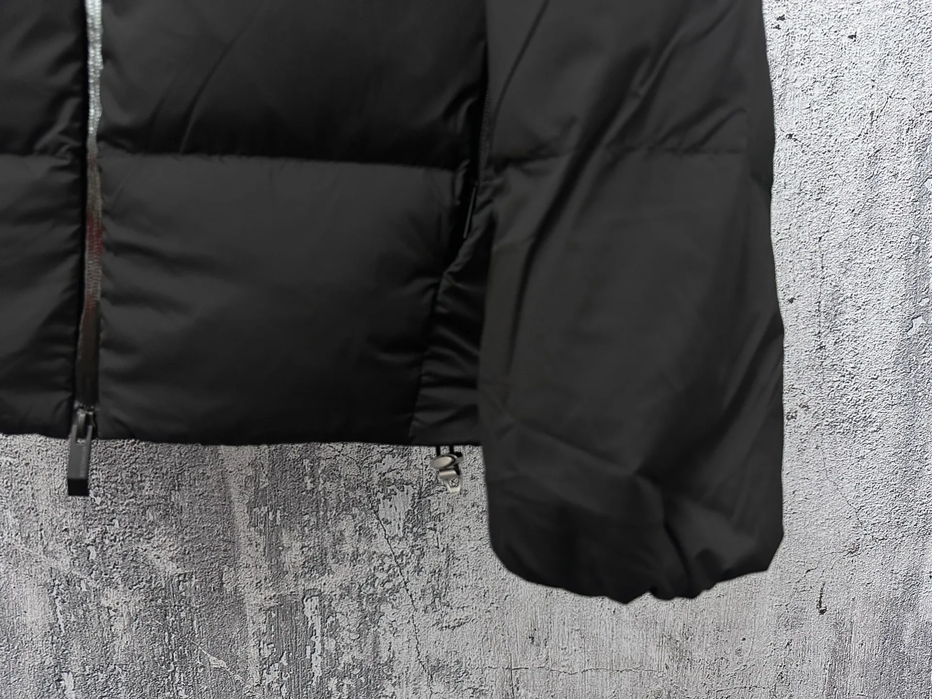 P860 [moncler] Fusain men's hooded short down jacket Exclusive hot new 2025 autumn and winter 🆕down jacket Original customized hardware accessories are all imported and original customization Welcome to compare Absolutely high quality Using top-grade 90 white duck down Super soft and full of feathers Super heavy workmanship The fabric is extremely comfortable 👍The version is perfect Note⚠The fabric is super comfortable Exclusive model Non-market goods Unisex size 1 2 3 4 5