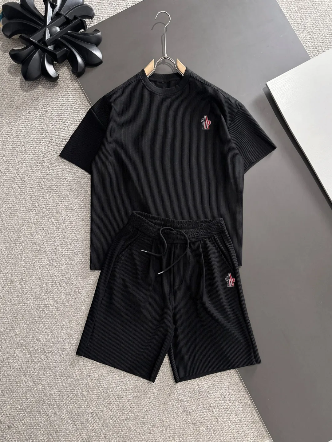 Next day shipping P460 MONCLER/Mongolian high quality 2025 spring and summer new casual heavy industry suit exclusively developed by yb! High quality production! Imported custom-made fabrics for foreign orders, with high breathability and comfort, impeccable details, brand element design concept, delicate and soft feel! It presents a casual cut and the upper body shape is great! On sale simultaneously on the official website! From a high-end men's positioning brand, the low-key luxury taste is irresistible! Exquisite workmanship and impeccable quality! The overall style is simple, fashionable and timeless, fully meeting the requirements of stylish and tasteful dressing! Size: M-XXXL